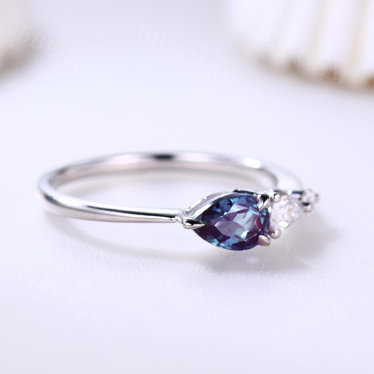 Exquisite Alexandrite & Moissanite Three-Stone Engagement Ring in Rose Gold – Perfect for Proposals, Anniversaries, and Special Occasions
