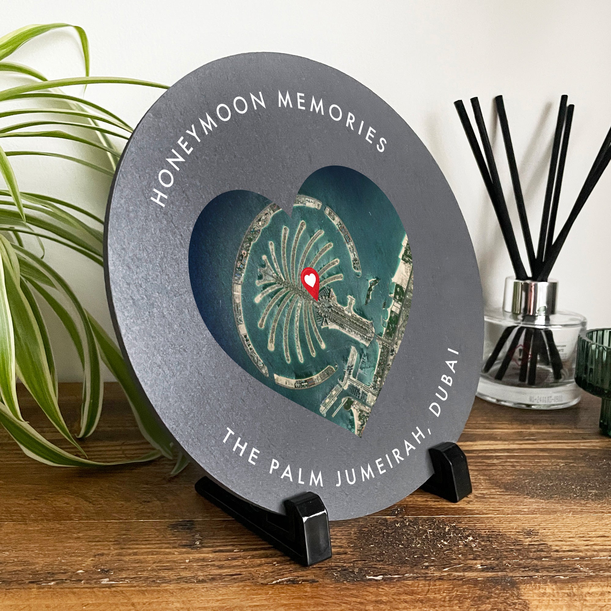 Personalized Heart Map Location Circular Slate Plaque with Stand - 20cm Home Decor Gift for Anniversary, Wedding, Valentine's Day (Perfect for Couples & Long Distance Relationships)