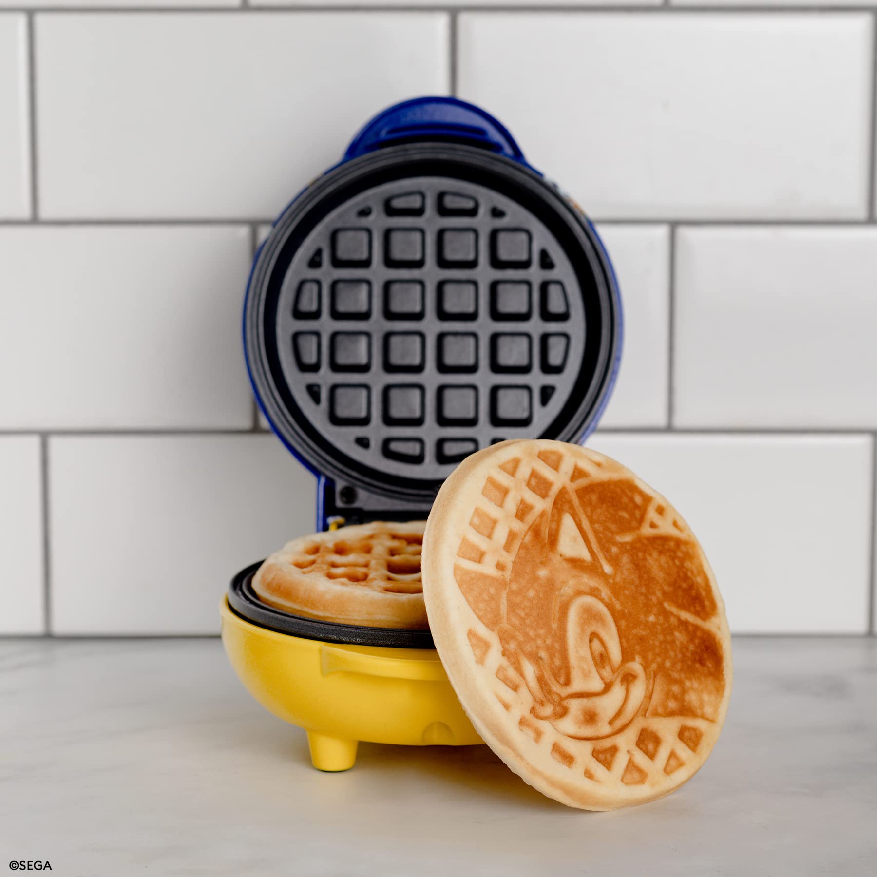 Sonic the Hedgehog Mini Waffle Maker by Uncanny Brands - Sega Licensed Character Waffle Iron for Kids & Adults - Perfect for Breakfast, Parties & Gaming Themed Events