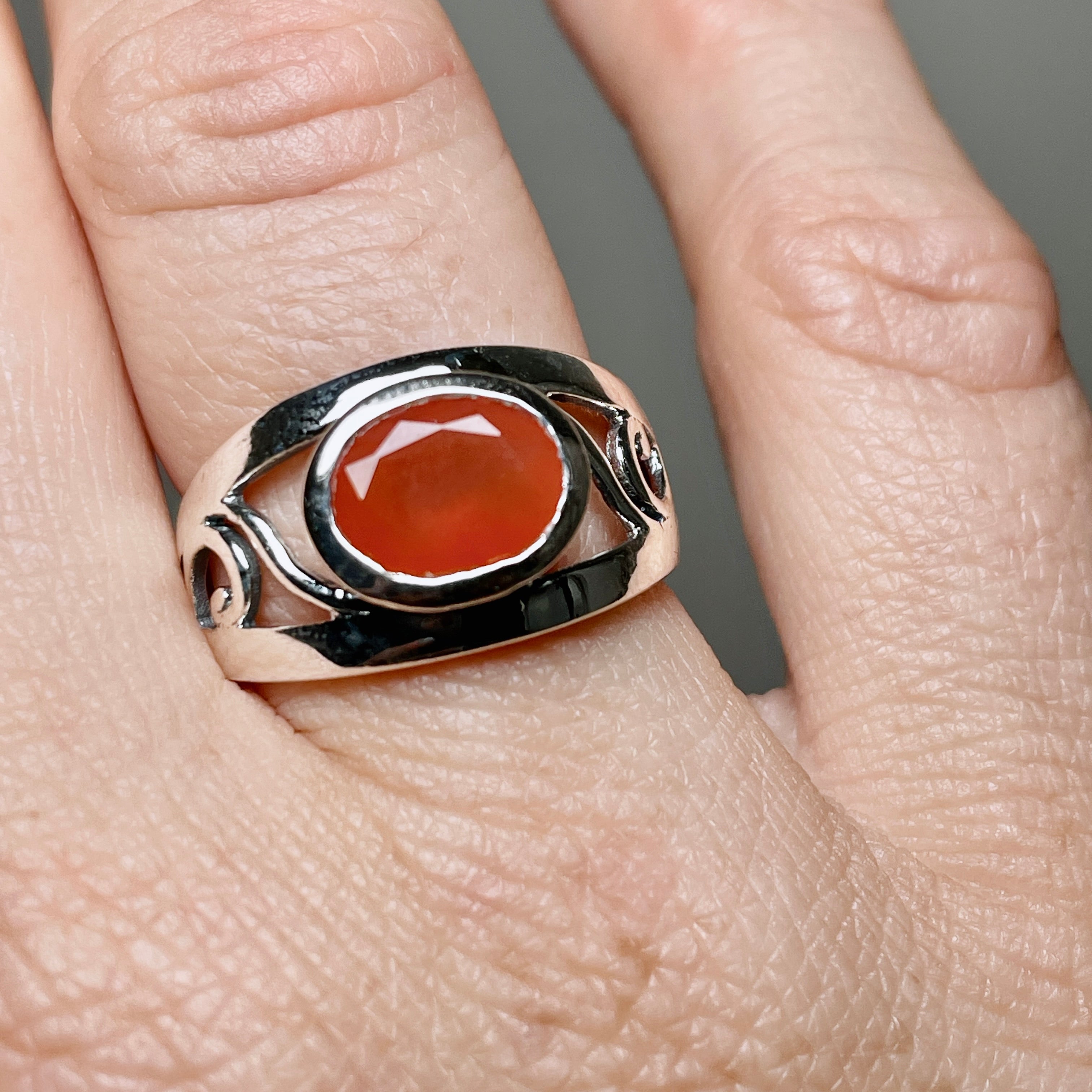 Natural Carnelian Oval Faceted Bohemian Style Decorative Ring R3820 - Perfect for Boho Fashion, Spiritual Healing & Gift Giving