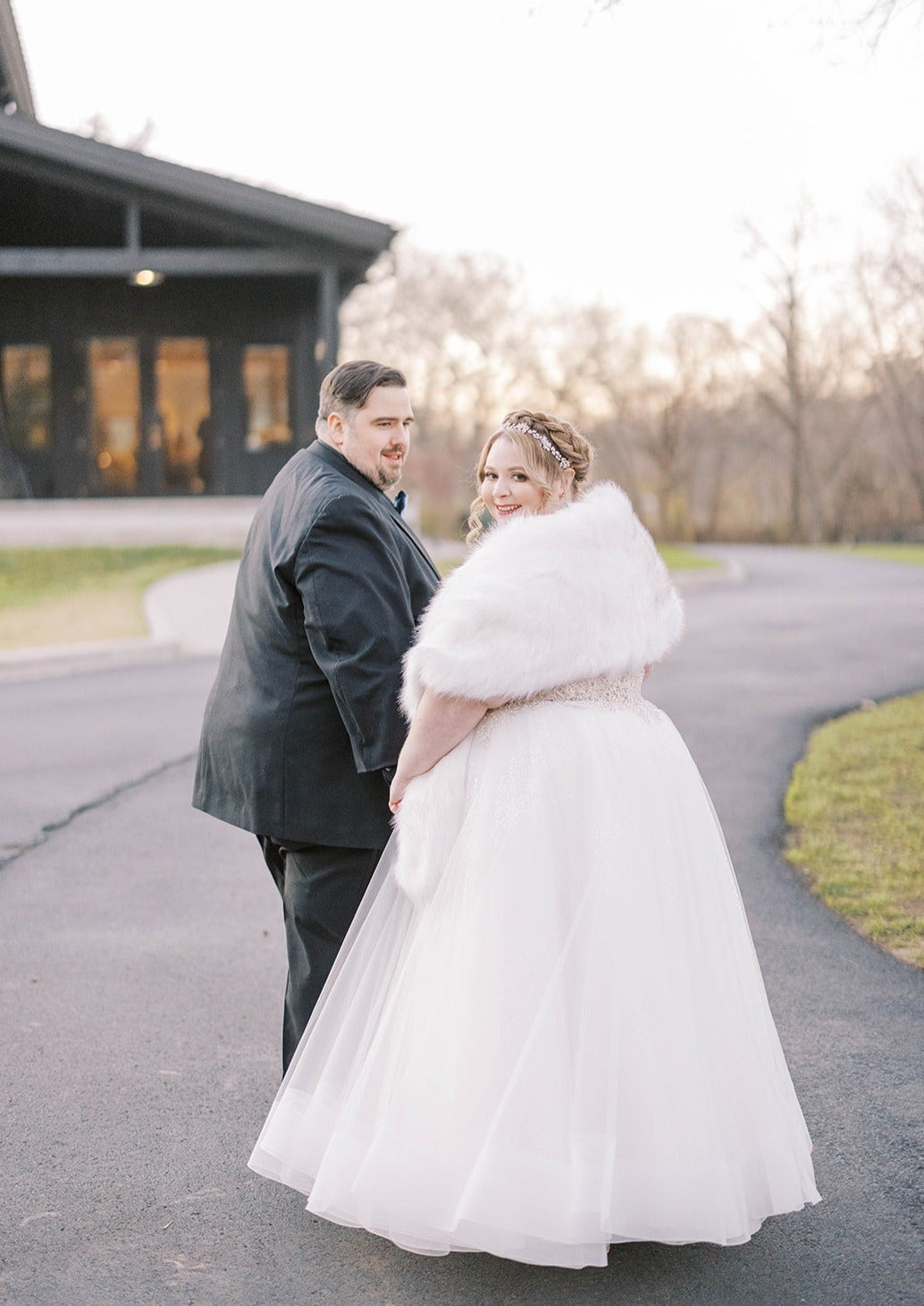 Ivory White Faux Fur Shawl Wrap - Plus Size Bridal Cape for Weddings & Winter Events (Lilian Ivy03) - Perfect for Brides, Prom & Formal Occasions