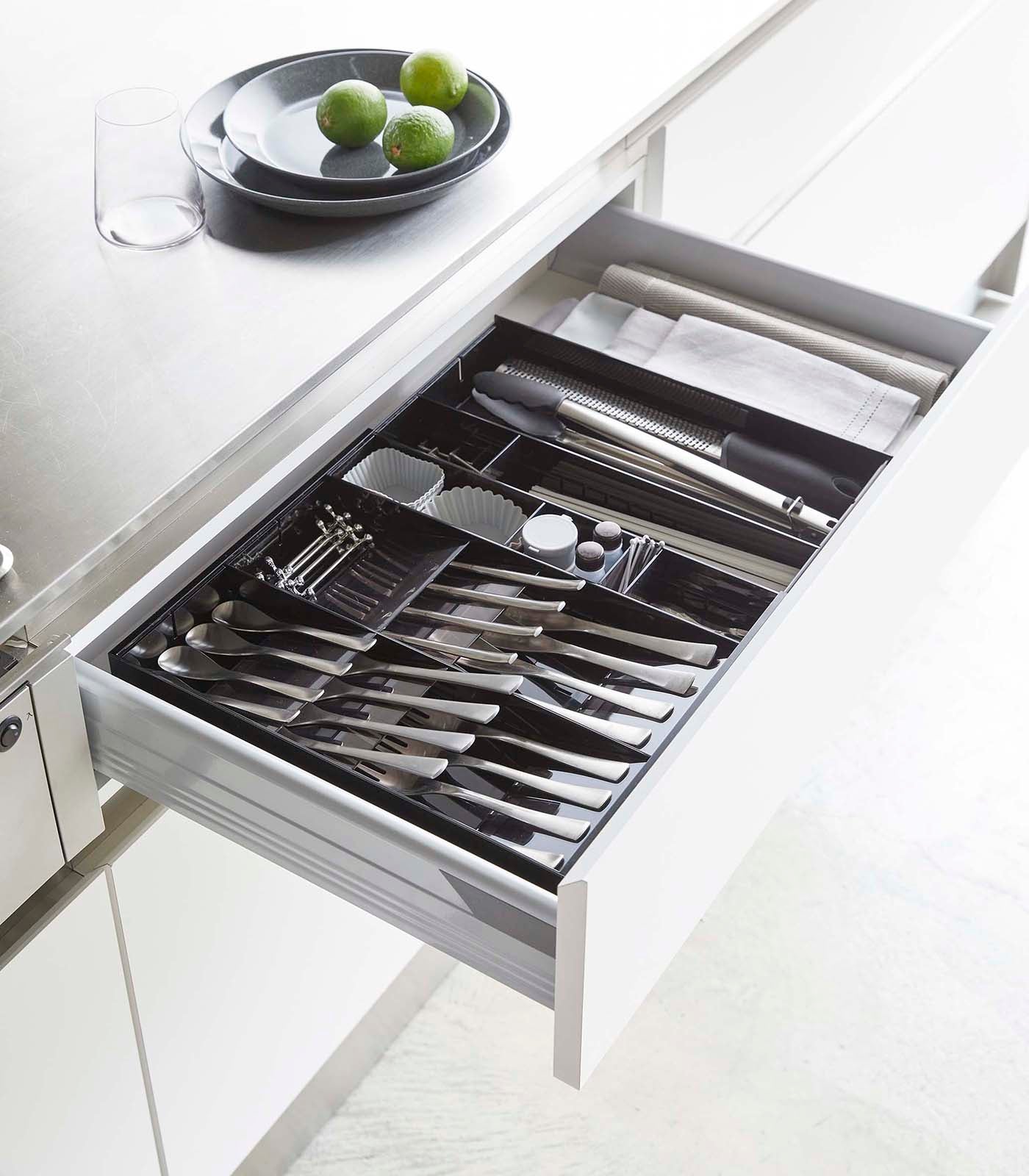 Expandable Cutlery Organizer for Kitchen Drawer - Large Utensil Holder with Adjustable Dividers | Perfect for Silverware, Knives, Spoons & Forks Storage | Organize Your Kitchen Tools Efficiently