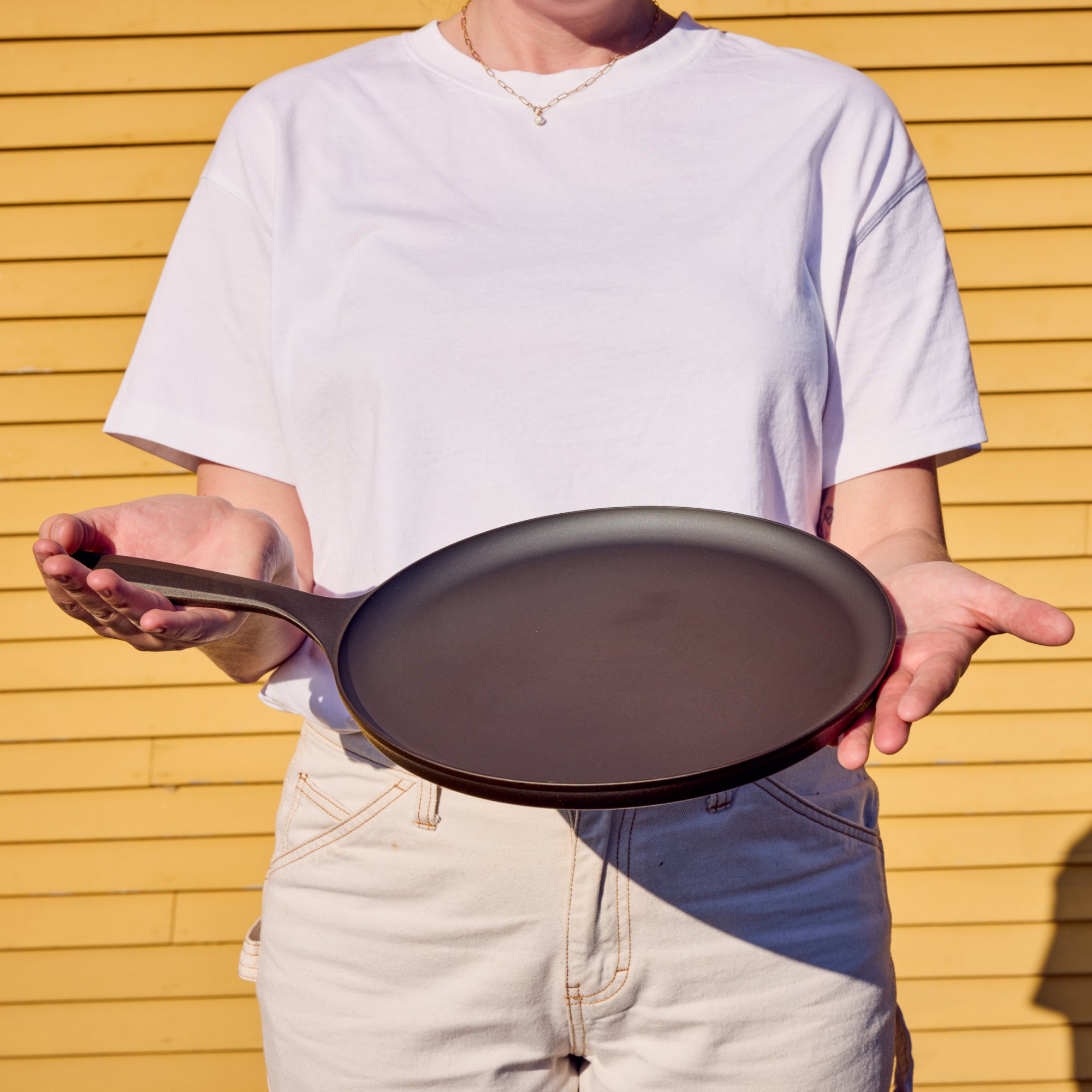 Premium No.9 Round Cast Iron Griddle - Heavy Duty Pre-Seasoned Skillet for Stovetop, Oven & Outdoor Cooking - Perfect for Pancakes, Steaks & Camping