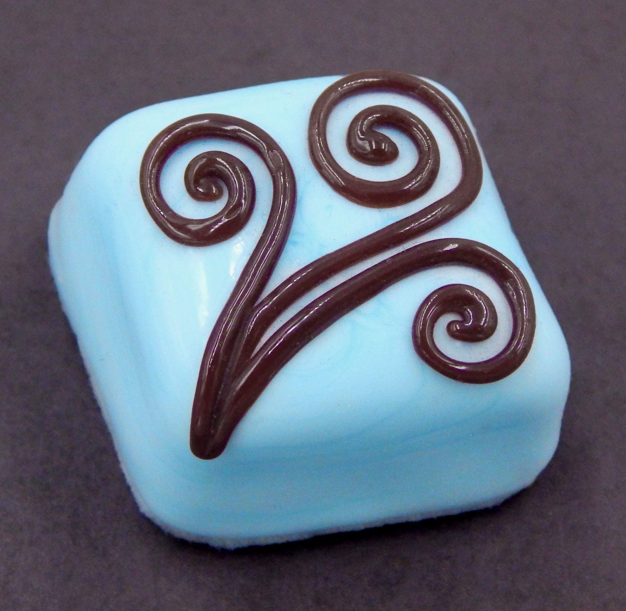 Chocolate Curls Treat - Berry Blue Flavor for Baking & Gifting
