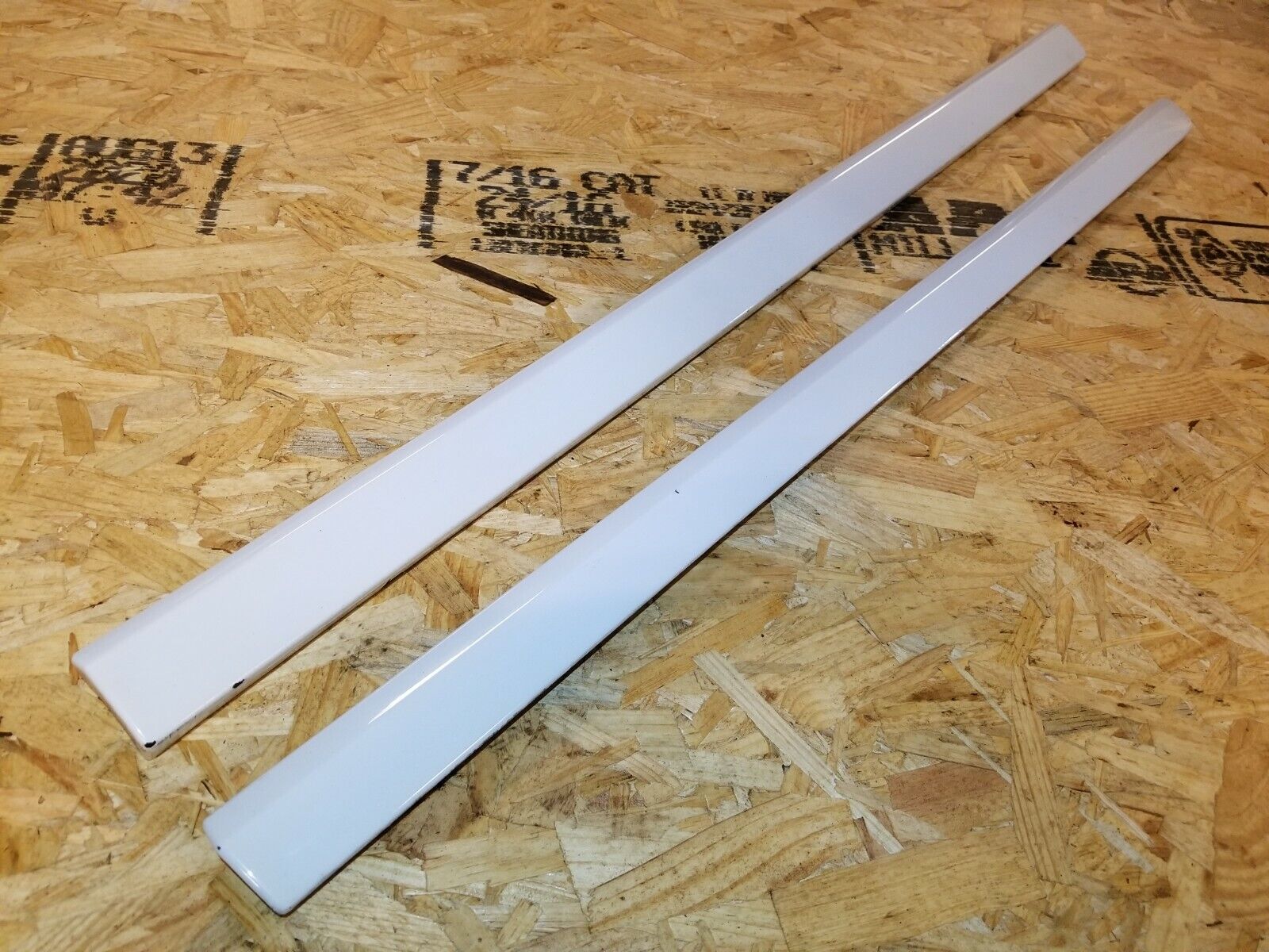 2006-2011 Volvo S40 Right Passenger Side Front Door Molding Trim 2-Piece Set - OEM Replacement Part for Car Door Protection & Style Enhancement