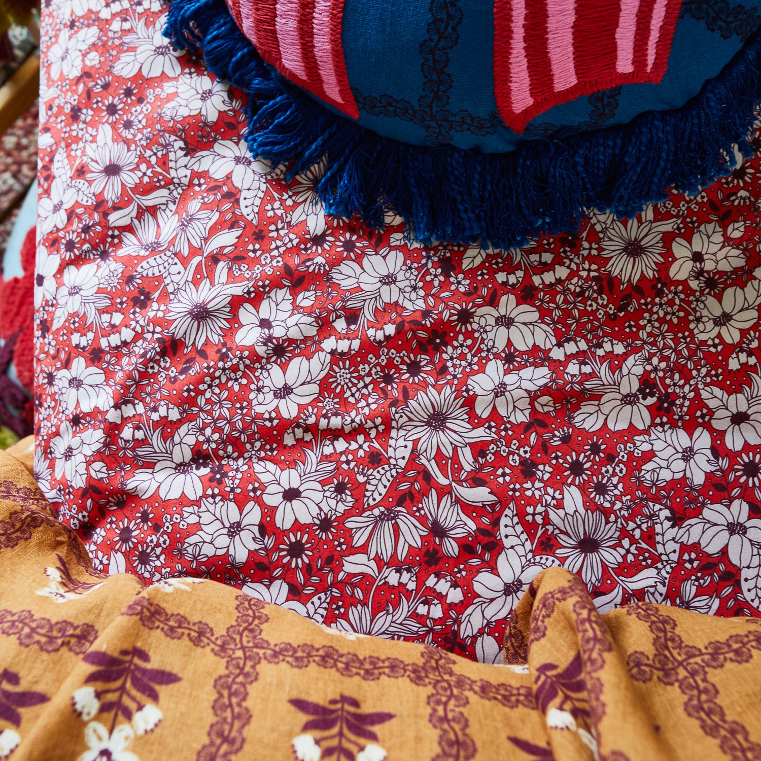 Evette 100% Cotton Bed Sheets - Soft & Breathable Scarlet Red Queen Size - Perfect for Cozy Nights & Guest Room Comfort