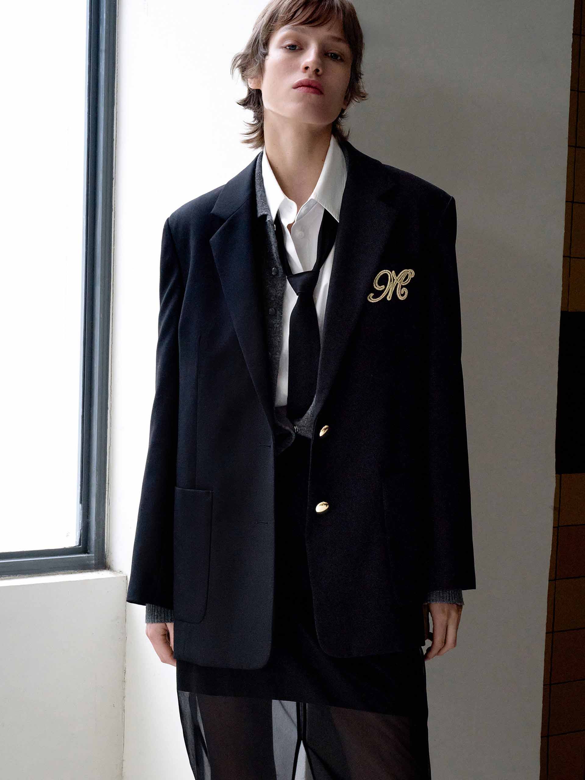 Stylish Women's Front Logo Tailored Blazer Jacket - Professional Office Wear & Business Casual Outfit for Work, Meetings, and Special Occasions