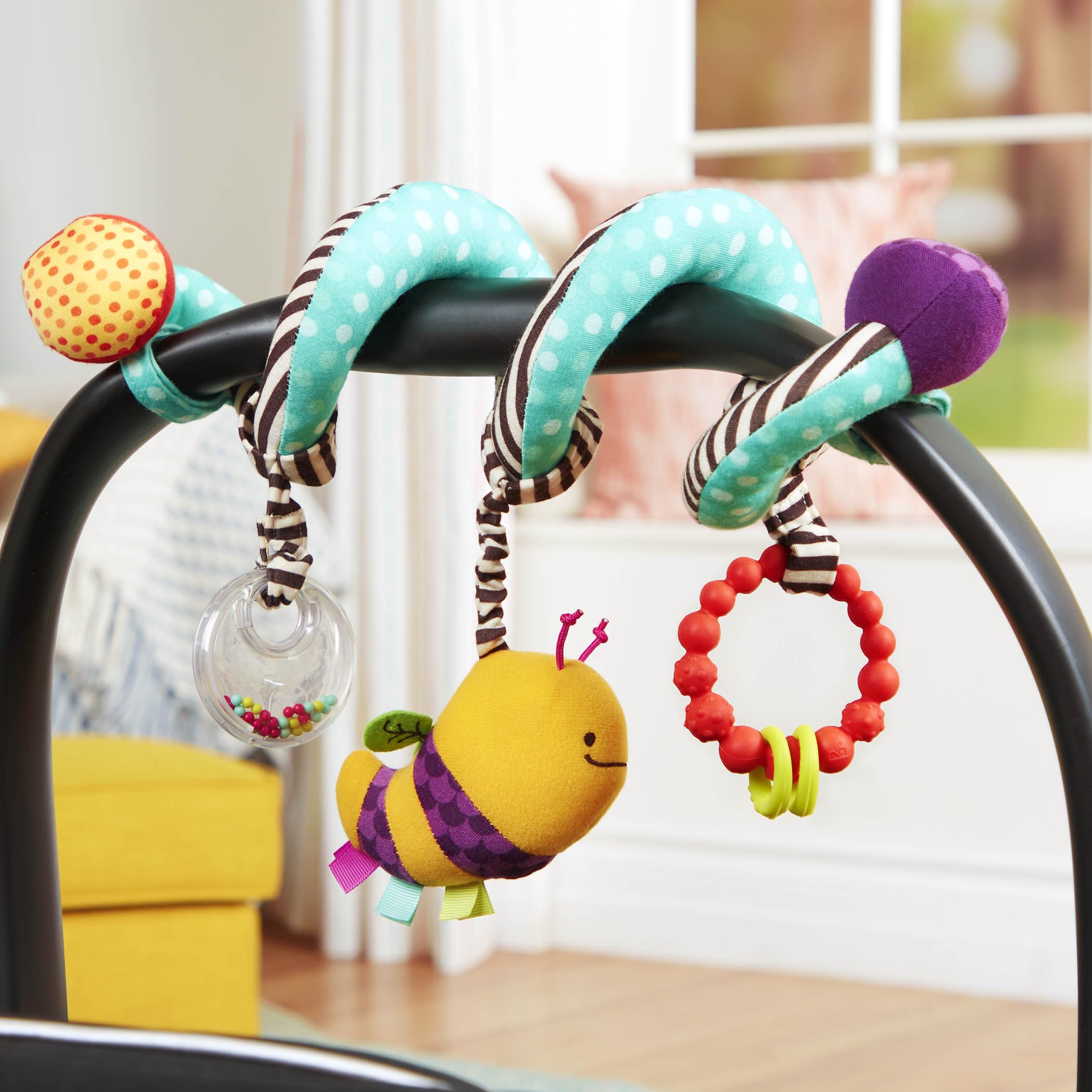 B. Toys B. Baby Wiggle Wrap - Spiral Infant Toy with 3 Hanging Attachments (Rattle, Plush Bee & Teether) - Safe for 0+ Months - Perfect for Car Seat, Stroller & Crib - Stimulating Developmental Baby Toy for Sensory Play & Travel Entertainment