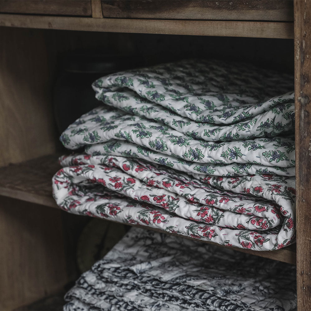 Handmade Kantha Quilt No. 0427 - Traditional Indian Patchwork Bedspread for Cozy Home Decor | Perfect for Bedroom, Living Room & Boho Style Interior Design