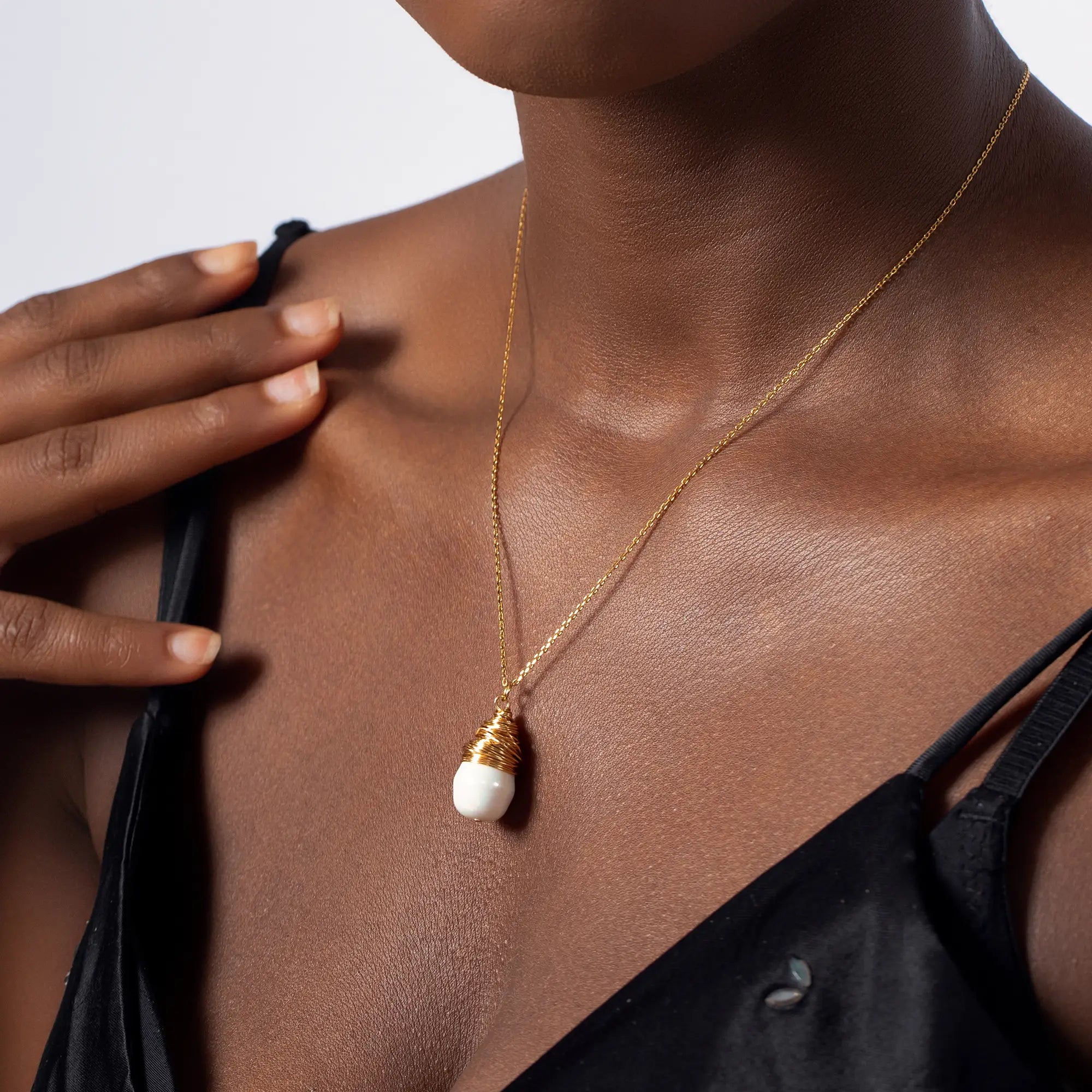 Elegant Single Pearl Pendant Gold Necklace for Women - Perfect for Weddings, Anniversaries & Special Occasions