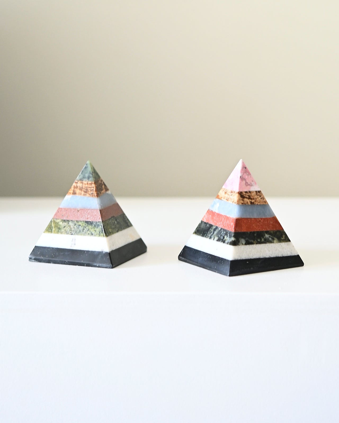 7 Chakra Healing Crystal Pyramids Set - Natural Stone Meditation Pyramid for Energy Balancing, Spiritual Growth & Home Decor - Perfect for Yoga, Reiki, Feng Shui & Gift Giving
