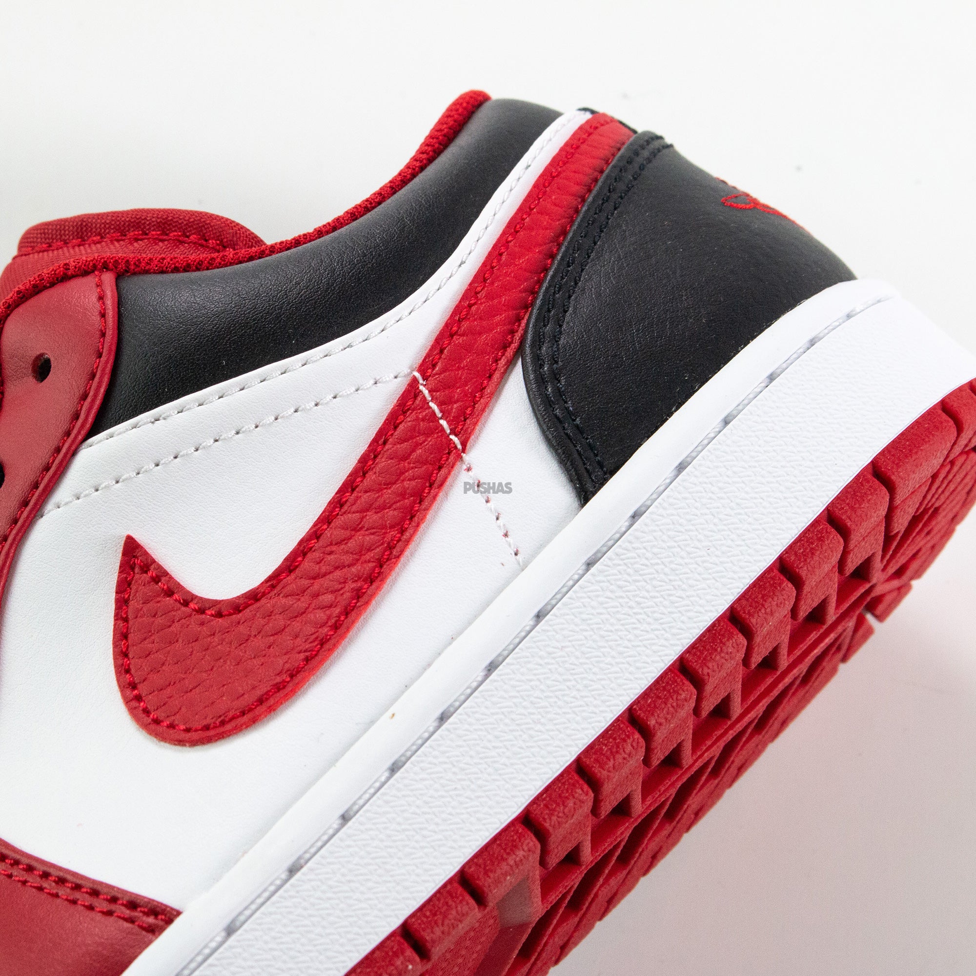 Air Jordan 1 Low 'Bulls' Basketball Shoes 2022 Edition - Men's Retro Sneakers for Casual Wear & Street Style