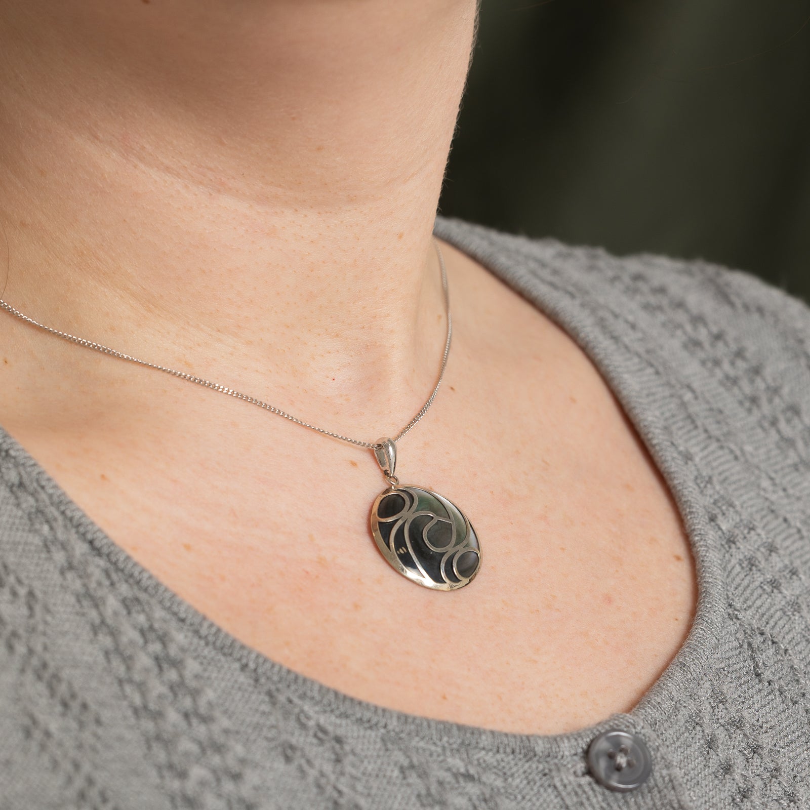 Exquisite Round Mother of Pearl Pendant Necklace - Natural Shell Jewelry for Women - Perfect for Weddings, Parties & Everyday Elegance