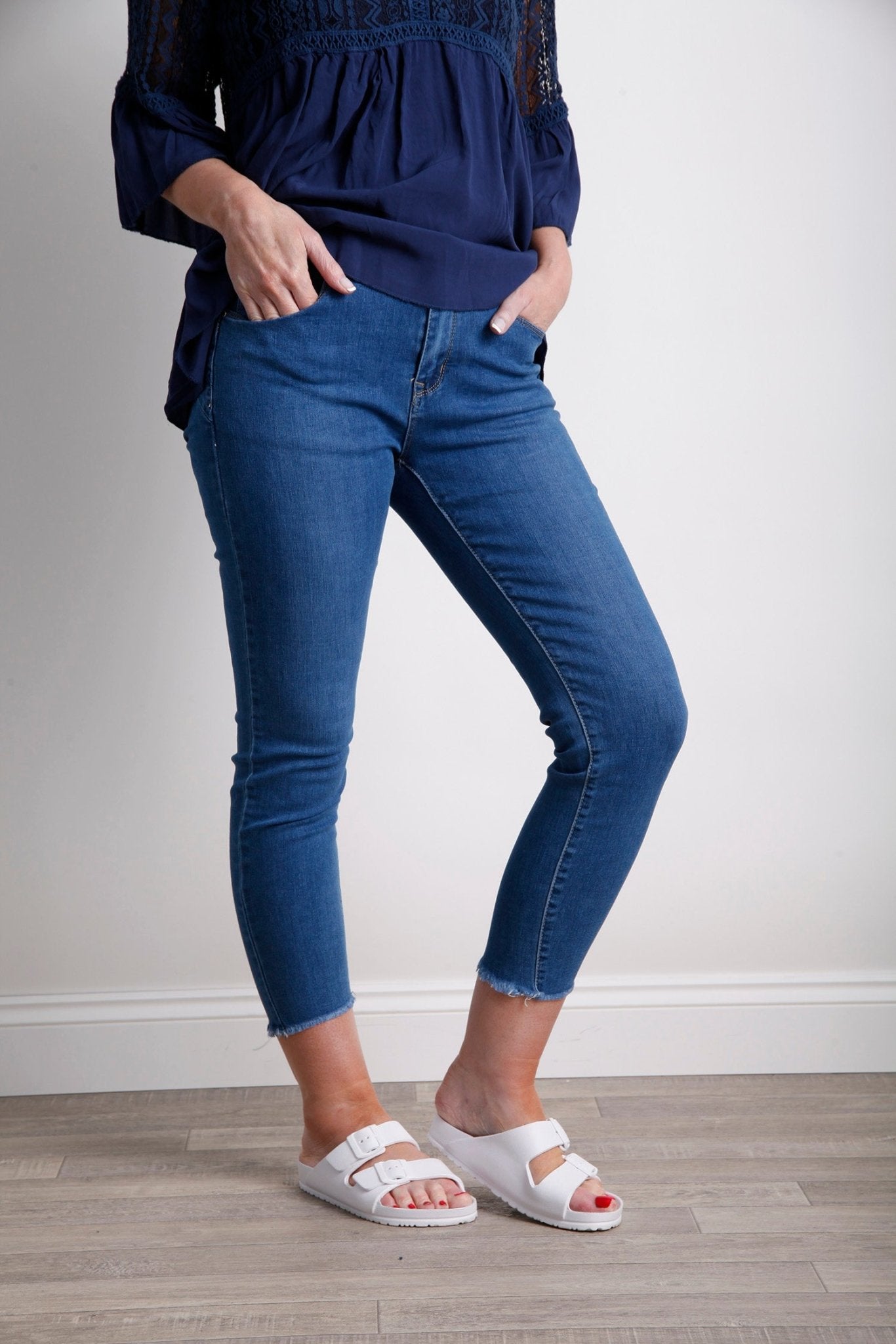 Frayed Hem Denim Push Up Jeans for Women - High Waist Skinny Stretch Jeans - Perfect for Casual Outfits and Night Out Looks
