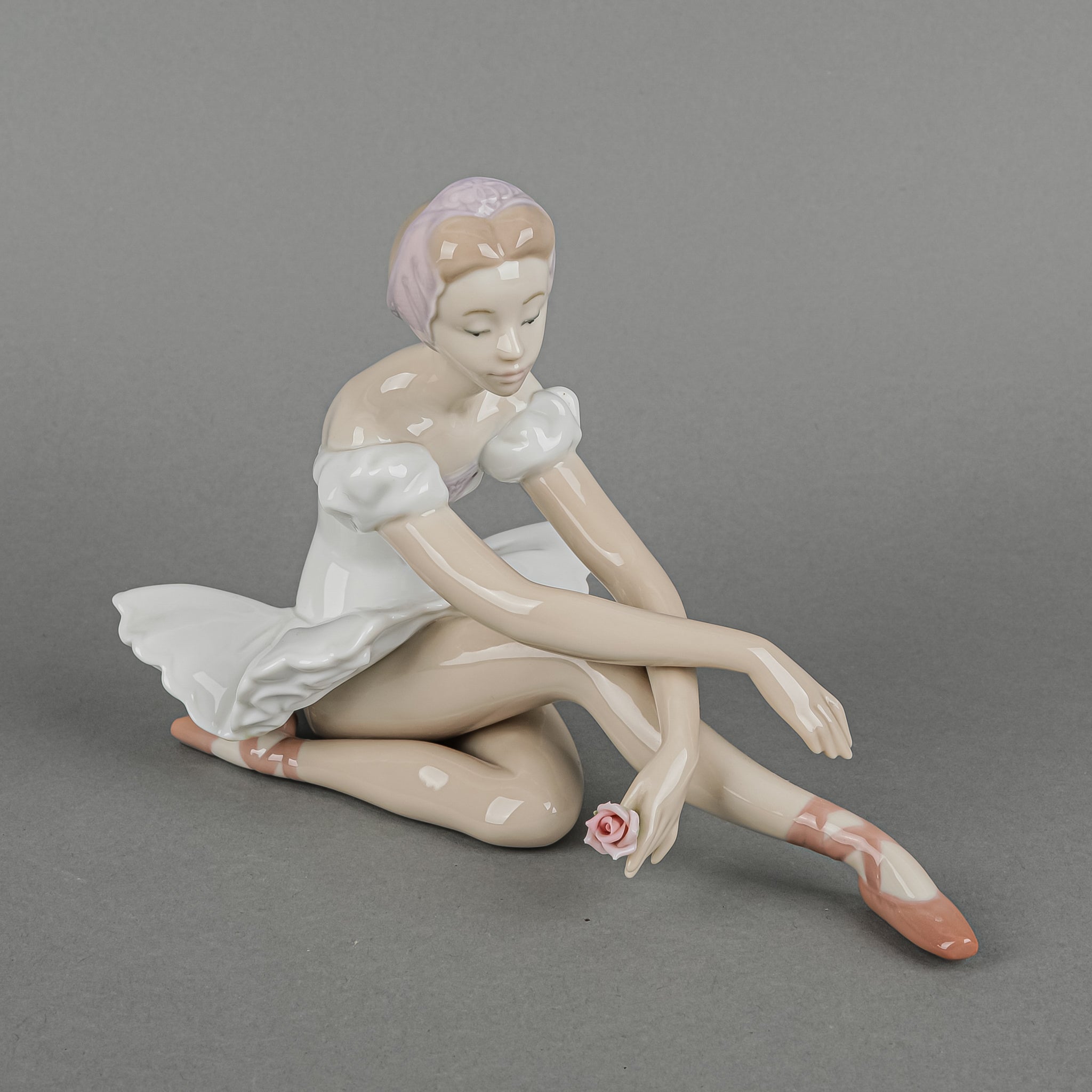 LLADRO 5919 Rose Ballet Porcelain Figurine - Elegant Handcrafted Collectible for Home Décor & Gift Giving