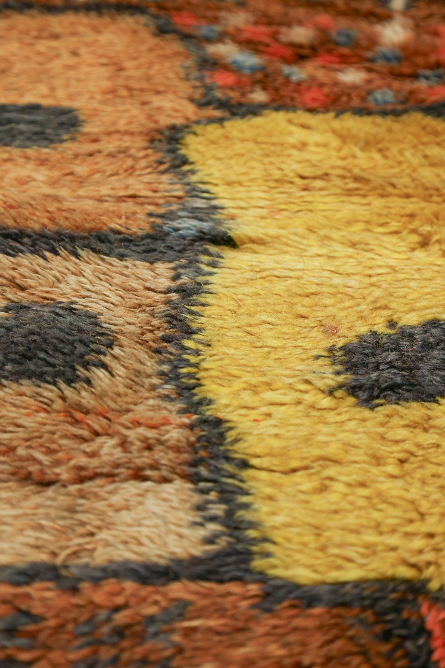 Handwoven Berber Tribal Rug - Authentic Moroccan J62361 - Perfect for Bohemian Living Room, Bedroom, or Home Decor