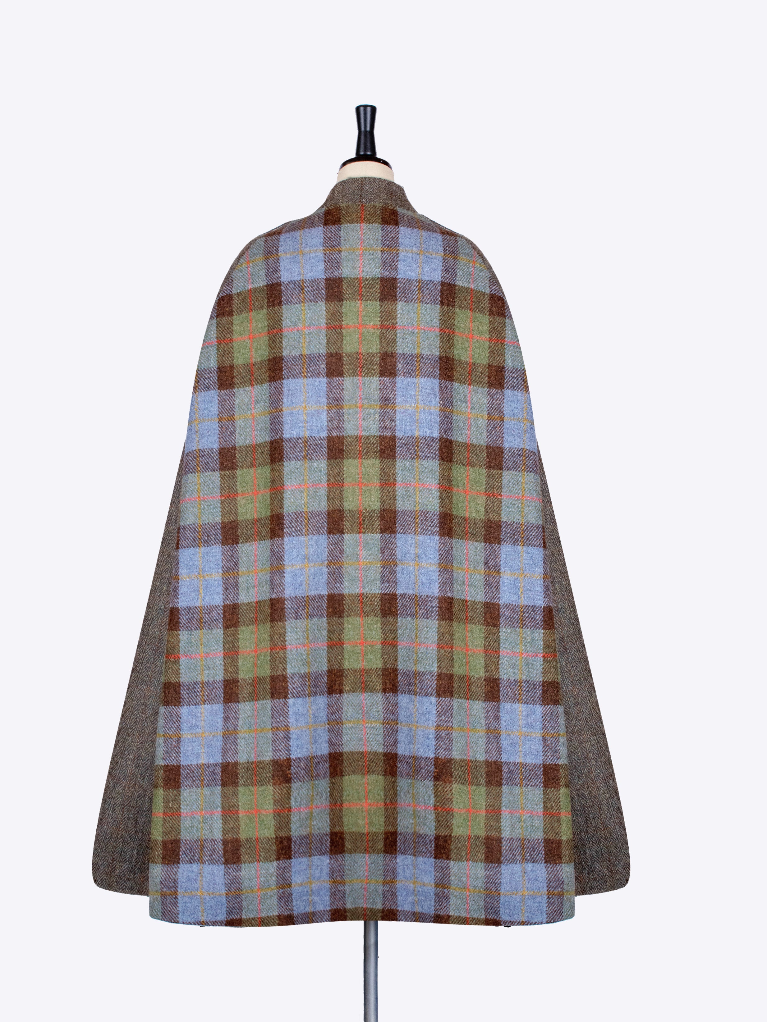 Stylish Long Cape in MacLeod & Moss Green - Perfect for Outdoor Adventures, Cosplay, and Fashion Statements