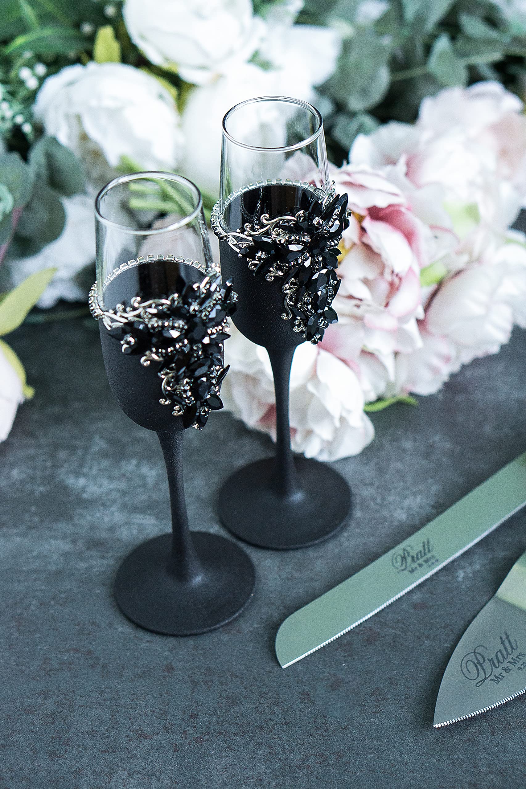 Elegant Black Wedding Flutes & Cake Server Set for Bride and Groom - Engraved Champagne Glasses & Cake Knife - Perfect for Wedding Reception, Anniversary & Romantic Celebrations