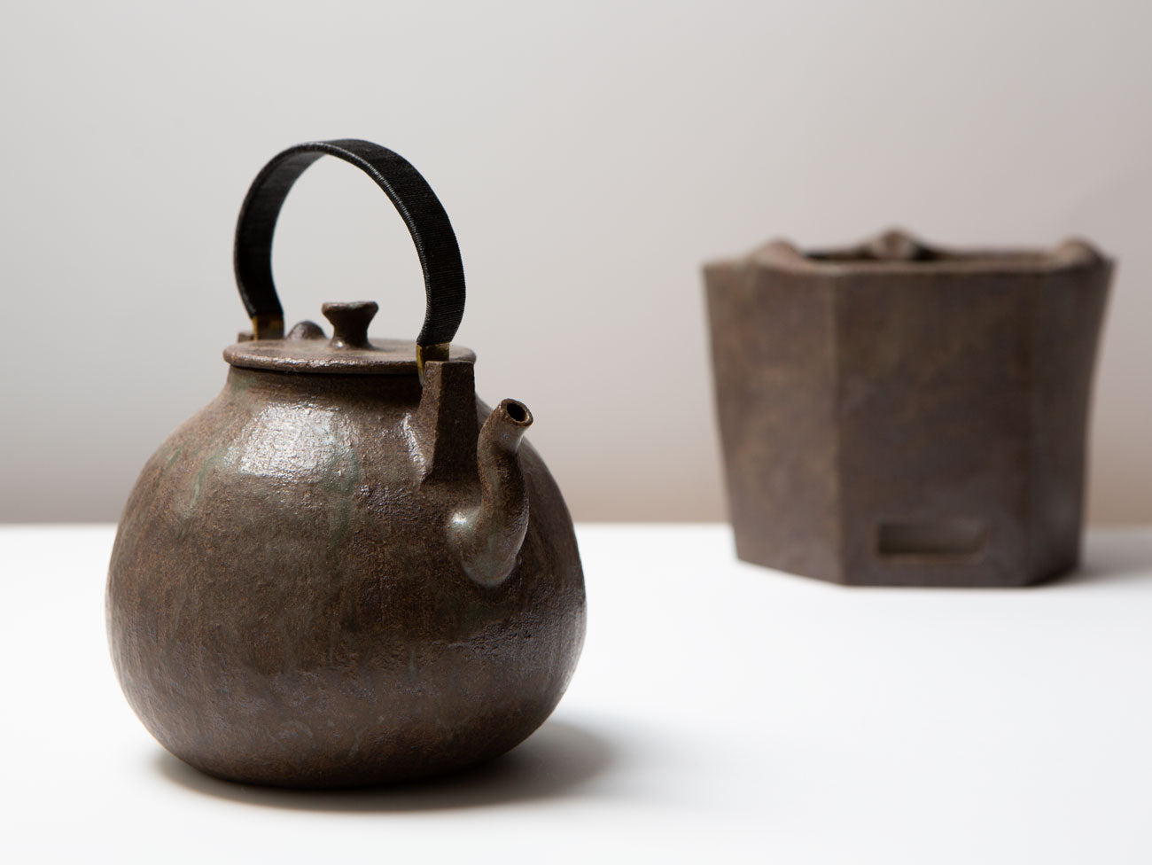 Premium Pear Ash Kettle with Hexagonal Brazier - Large Capacity Traditional Japanese Tea Ceremony Pot for Matcha & Sencha Brewing - Perfect for Home Tea Rituals & Zen Garden Decor