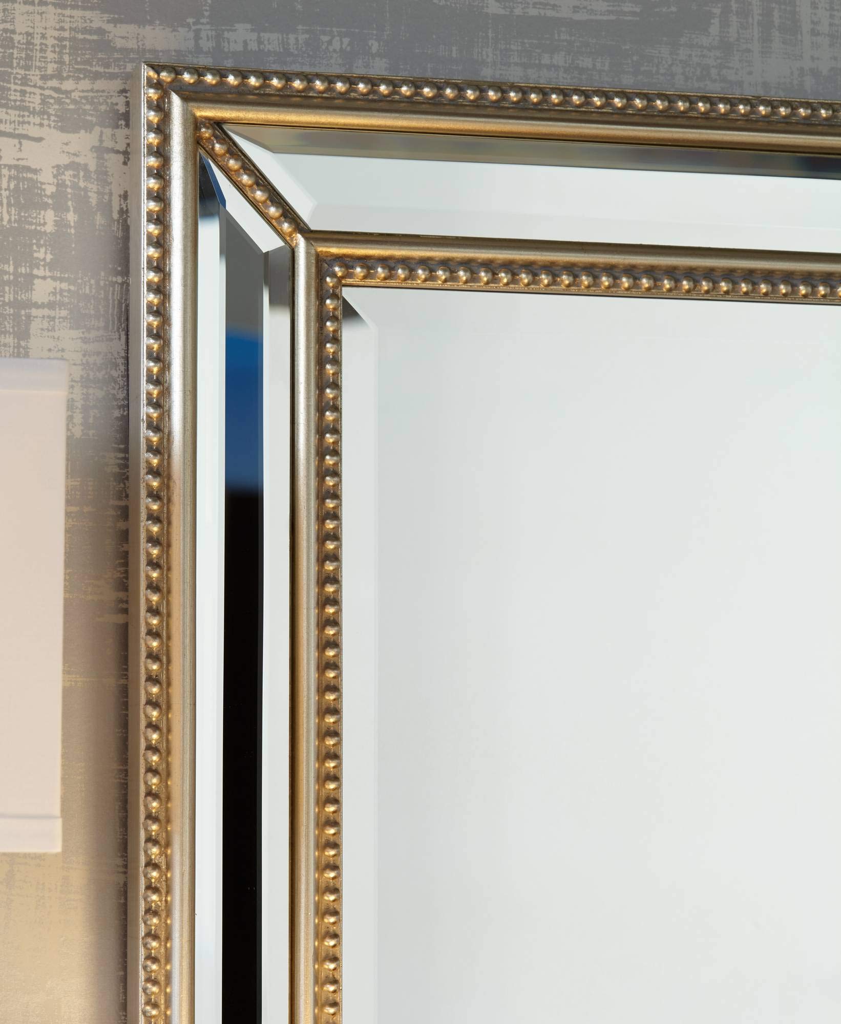 Uttermost Palais 30