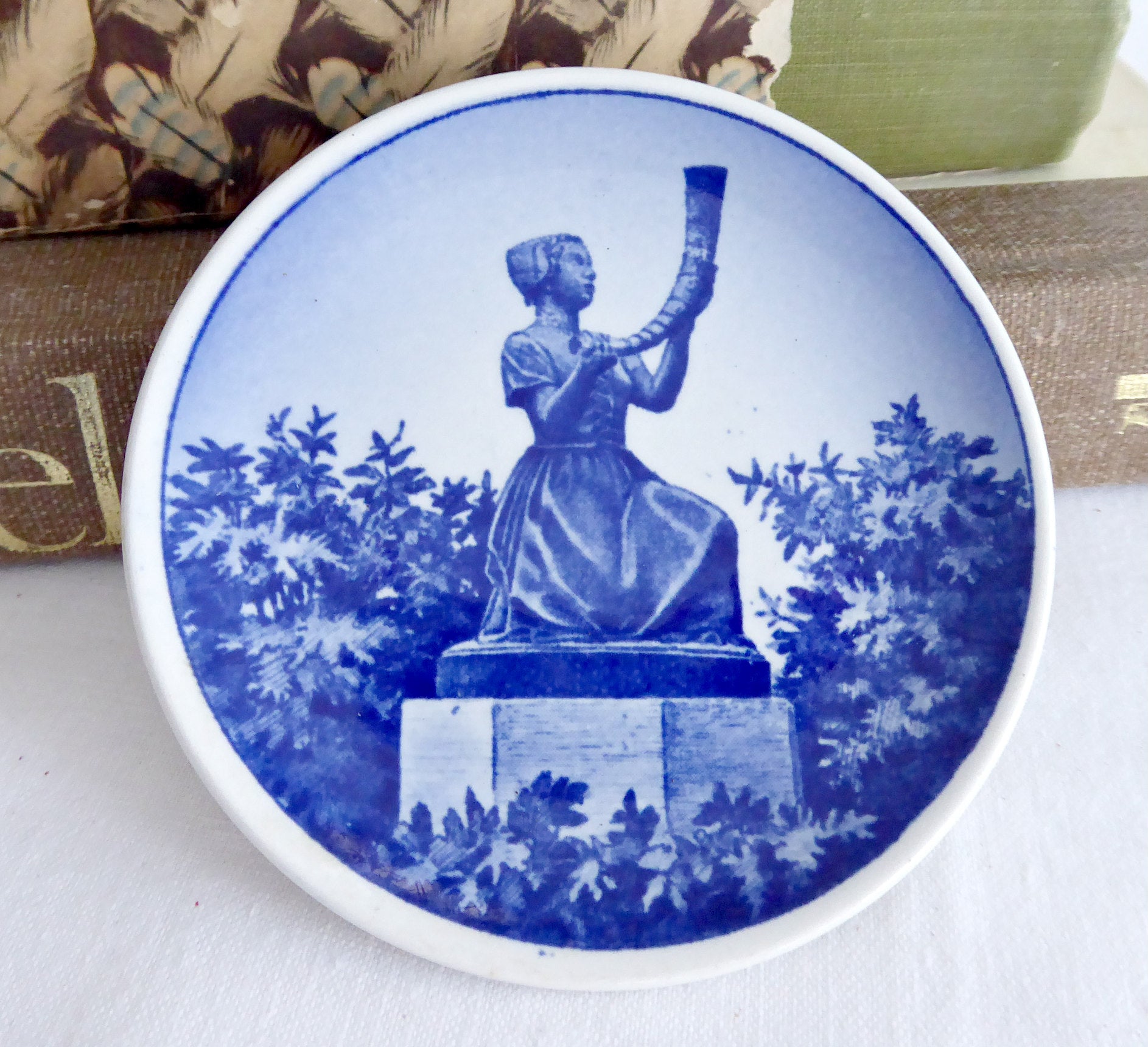 Royal Copenhagen Teabag Caddy - Butter Pat Pigen Mid Gulhornet Girl Horn - Elegant Danish Tea Storage for Home & Kitchen Decor - Perfect for Afternoon Tea & Gifting