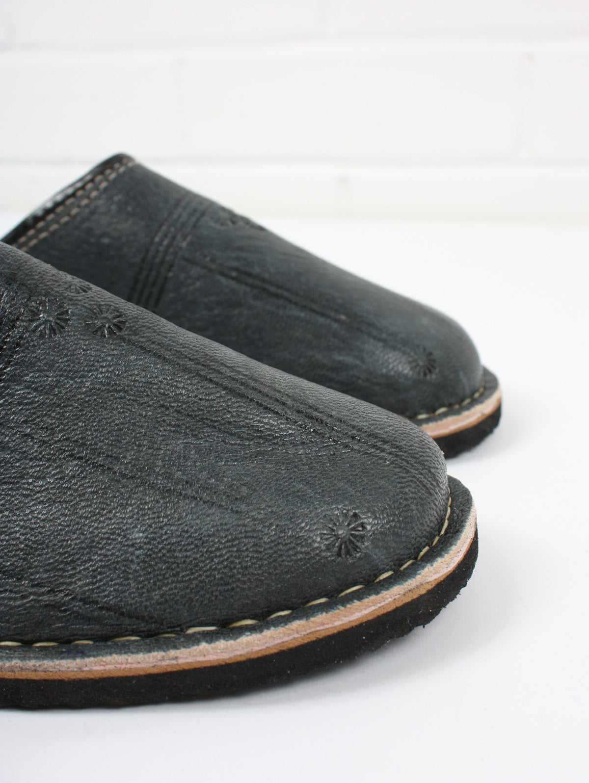 Authentic Moroccan Berber Babouche Slippers - Soft Leather Grey House Shoes for Men & Women | Perfect for Home, Lounge & Cultural Fashion