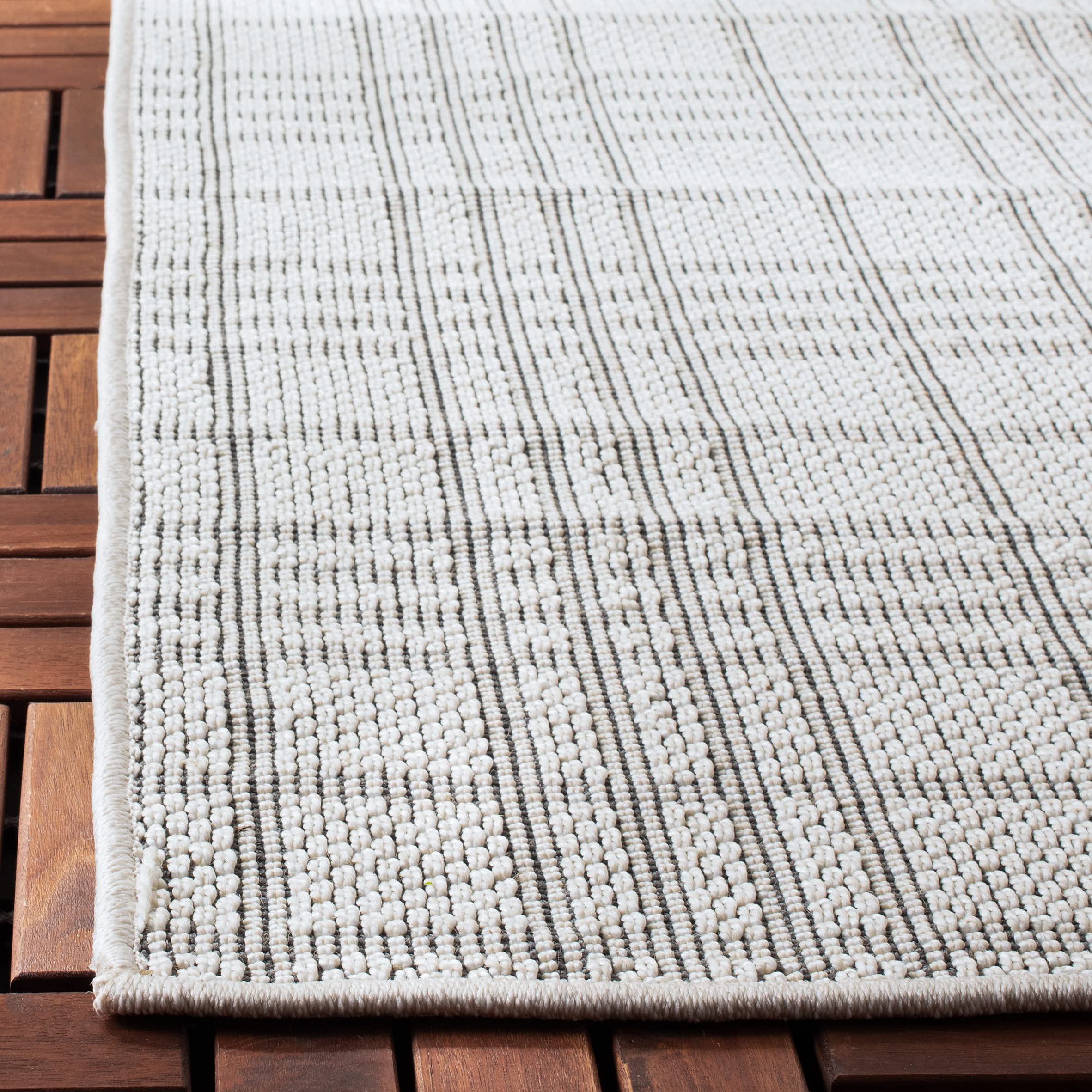 SAFAVIEH Bermuda Collection Area Rug 6'7