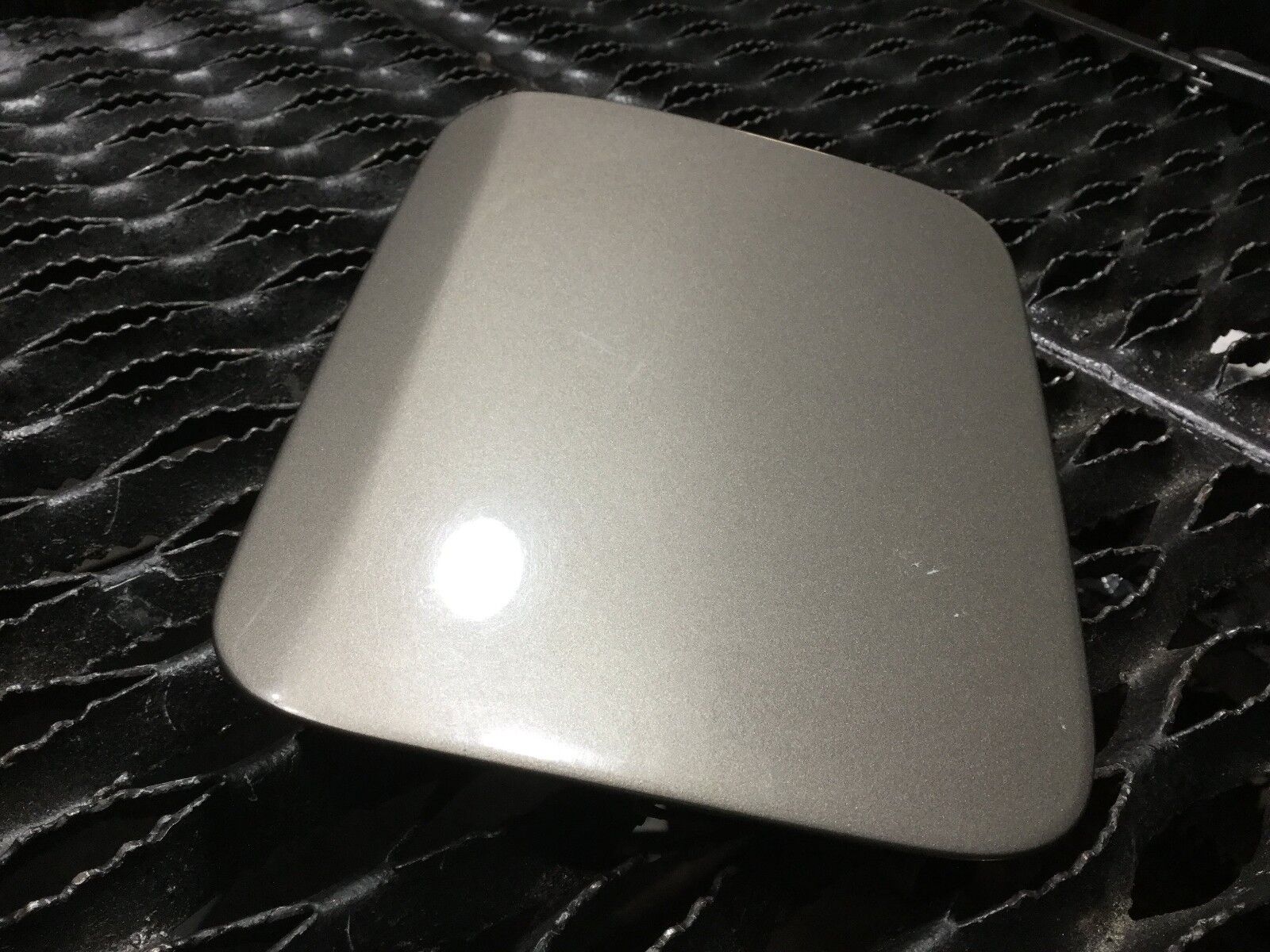 04-08 Audi A4 Fuel Gas Tank Filler Lid (OEM 8E0010190S) - Replacement Fuel Door Cover for Audi A4 B6/B7 Models - Perfect for Car Repair & Maintenance