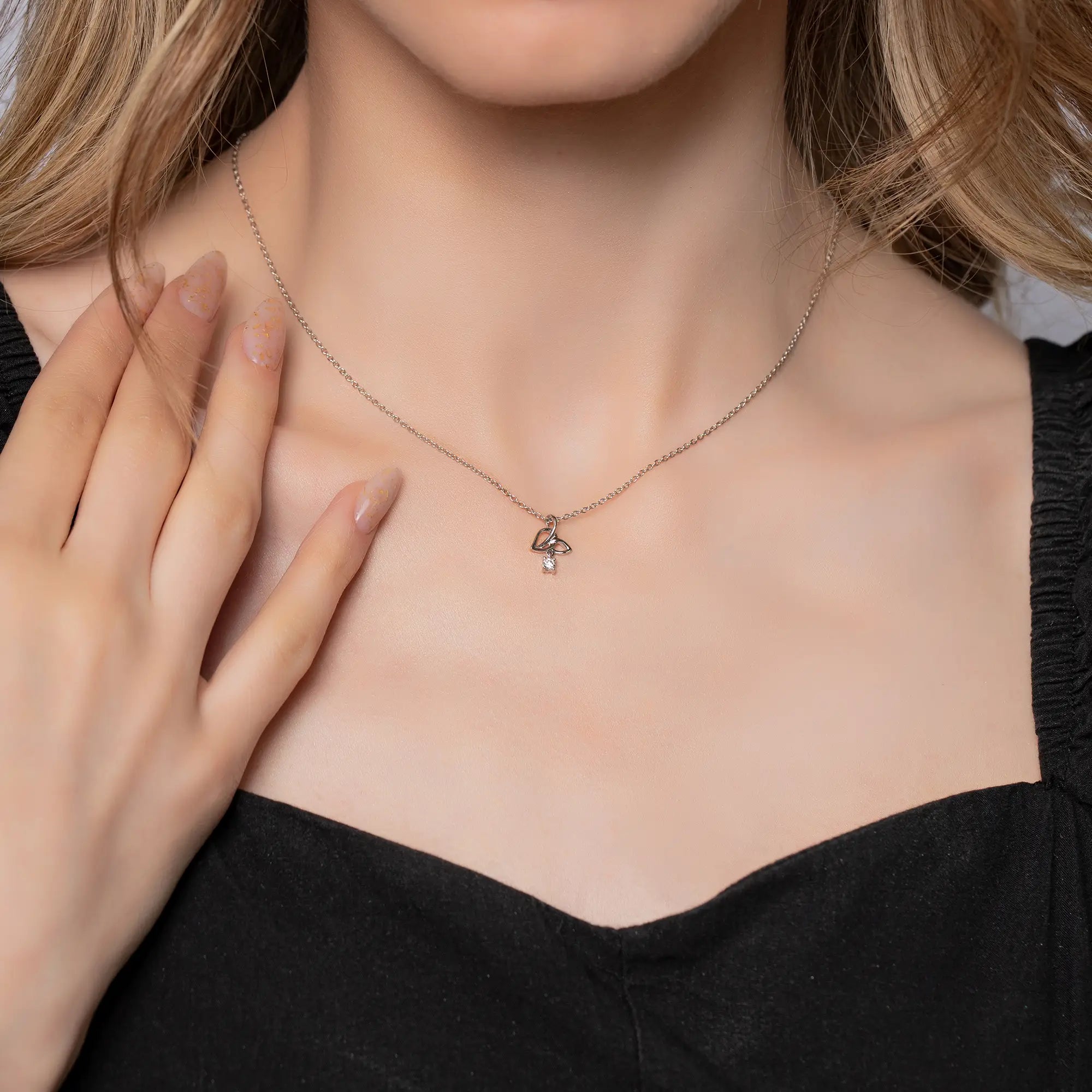 Elegant Small Flower Necklace for Women - Dainty Floral Pendant Jewelry - Perfect for Everyday Wear, Gift Giving & Special Occasions
