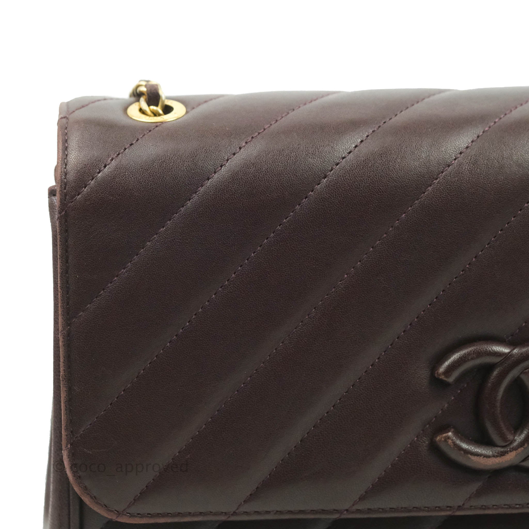 Chanel CC Signature Flap Bag in Diagonal Burgundy Calfskin with Aged Gold Hardware - Luxury Crossbody Purse for Women, Perfect for Date Night & Special Occasions