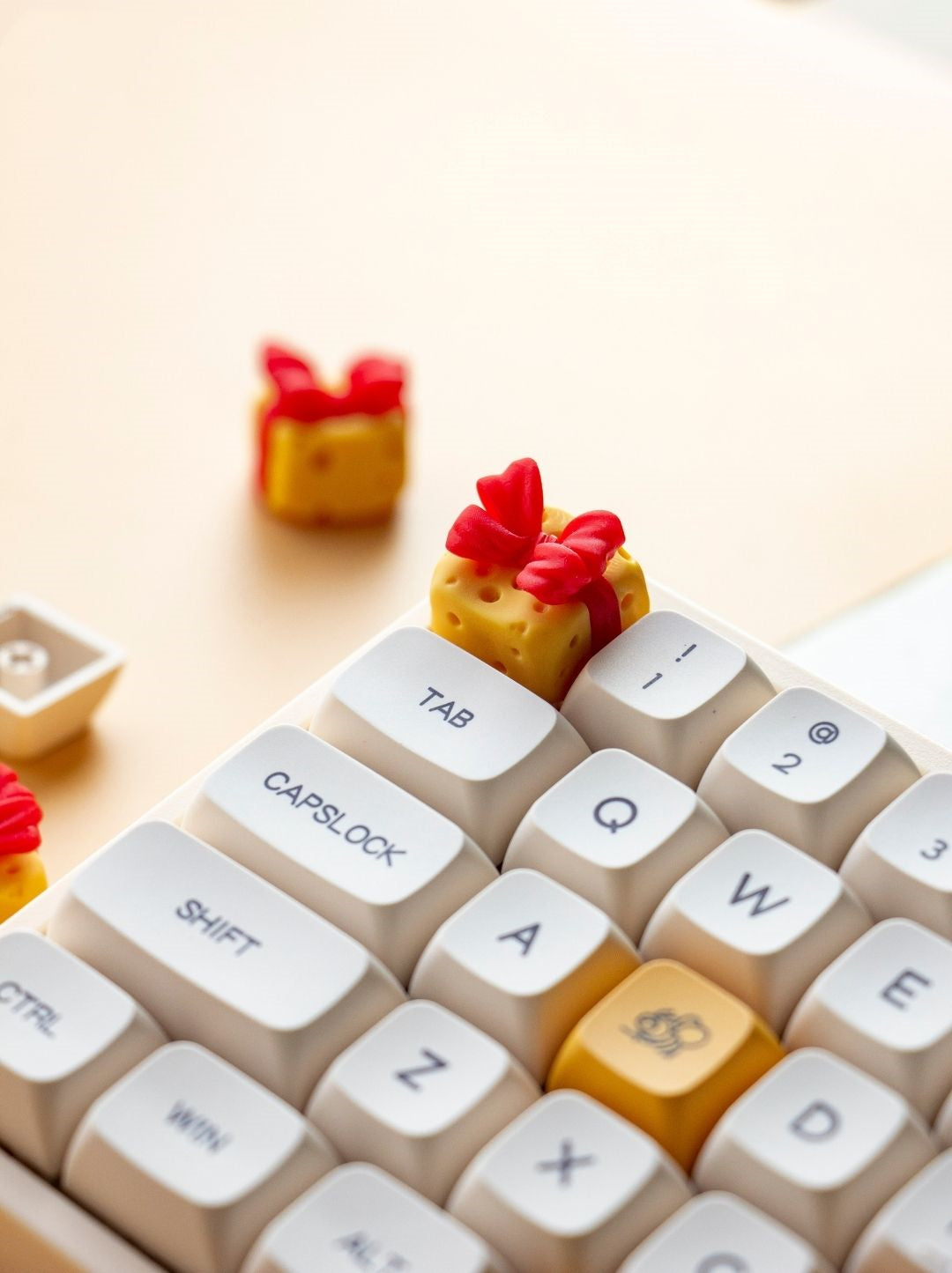 Custom Resin Cheese Bowl & Mouse Keycaps - Unique Mechanical Keyboard Decor for Cat Lovers, Gaming Enthusiasts & Cheese-Themed Gifts (Perfect for Gaming Setups, Office Desks & Themed Gift Giving)