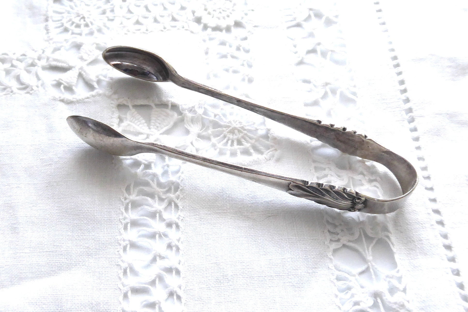 Antique English Sterling Silver Sugar Tongs - Elegant Edwardian Shell Design for Tea Parties & Vintage Tableware Collections