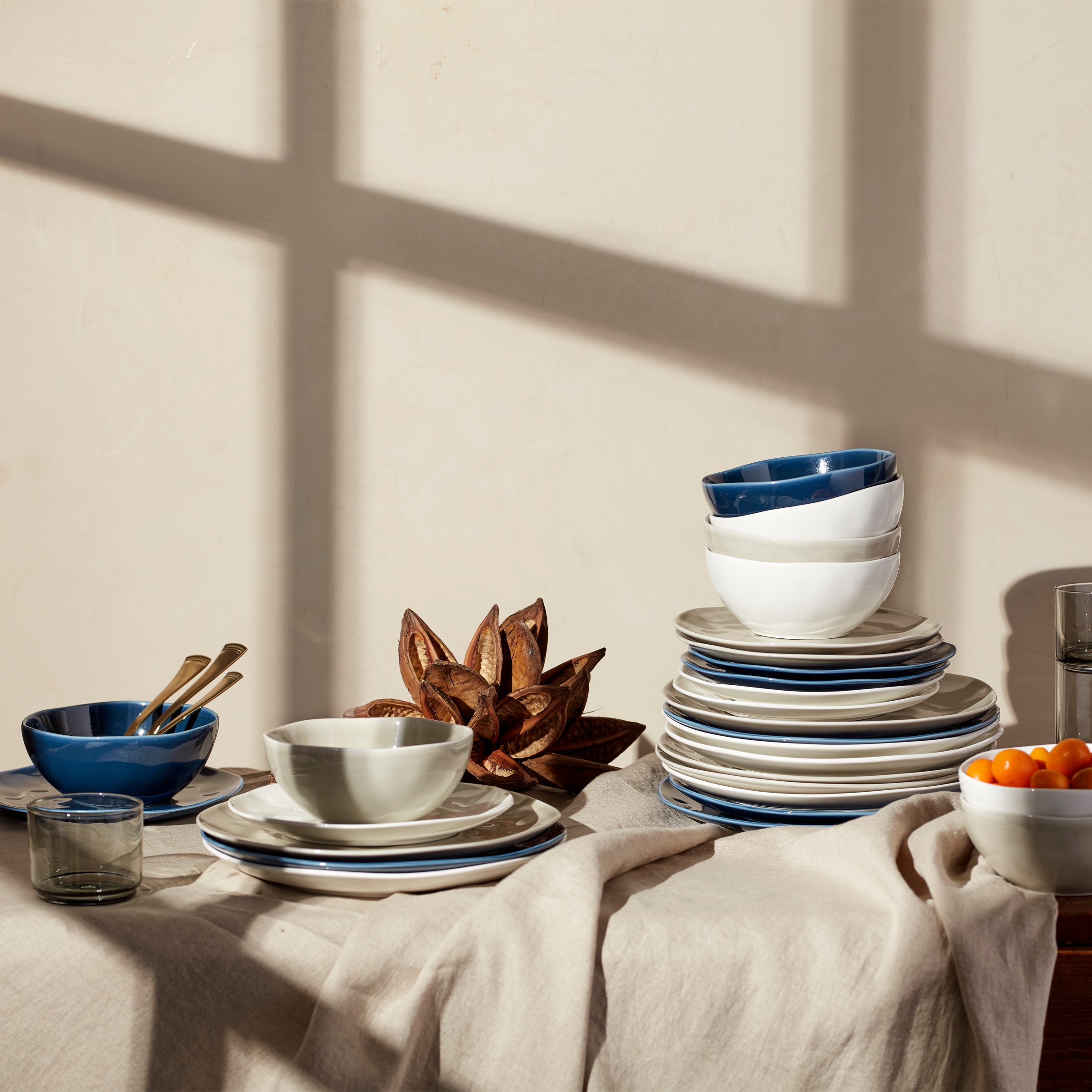 Bay Colors 12-Piece Dinnerware Set in Classic White - Elegant Dinner Plates, Salad Plates, Bowls & Mugs - Perfect for Family Dinners, Parties & Restaurant Use