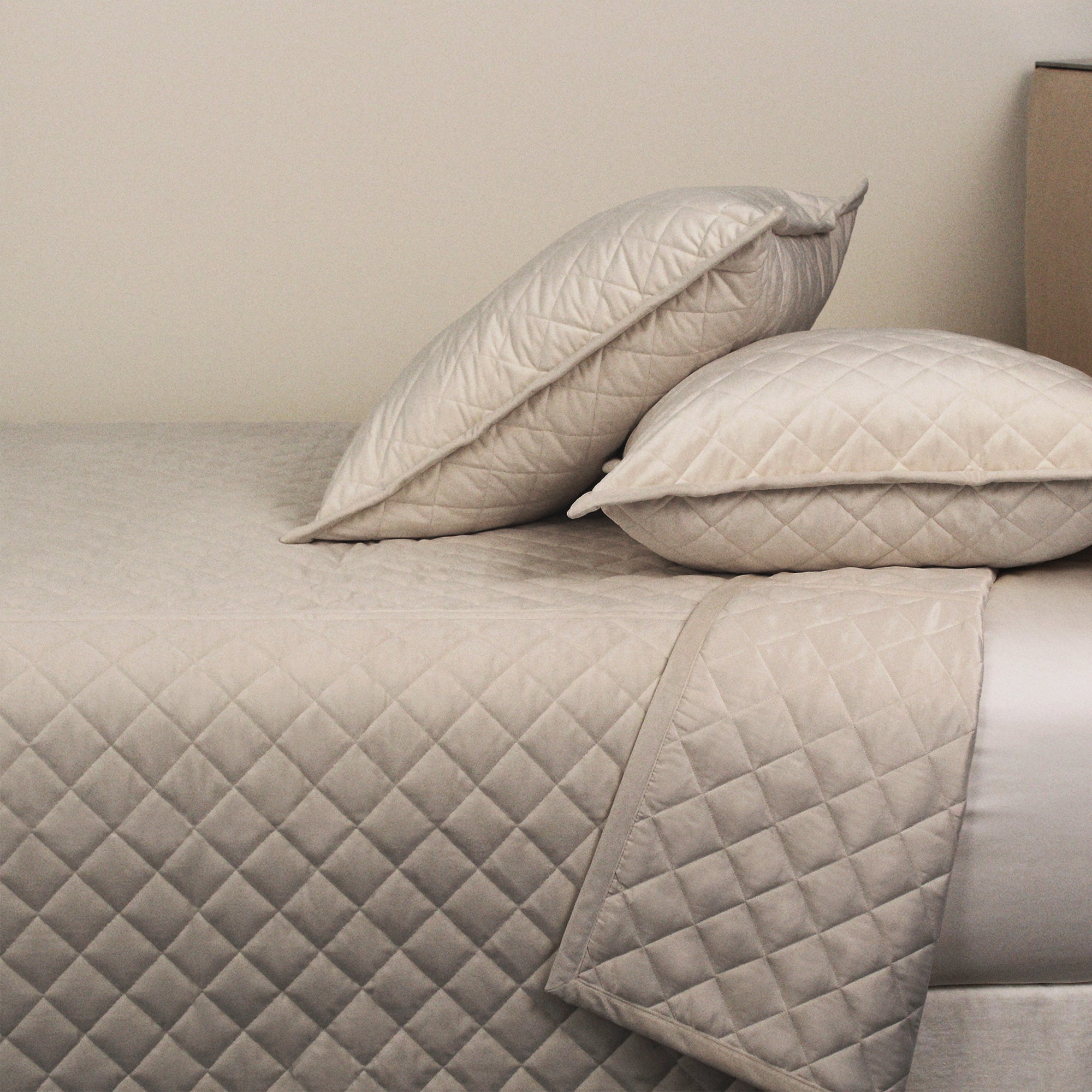 Velvet & Aura Luxury Bedding Set - Soft & Breathable Comforter & Sheet Set for Bedroom - Perfect for Cozy Nights & Elegant Home Decor