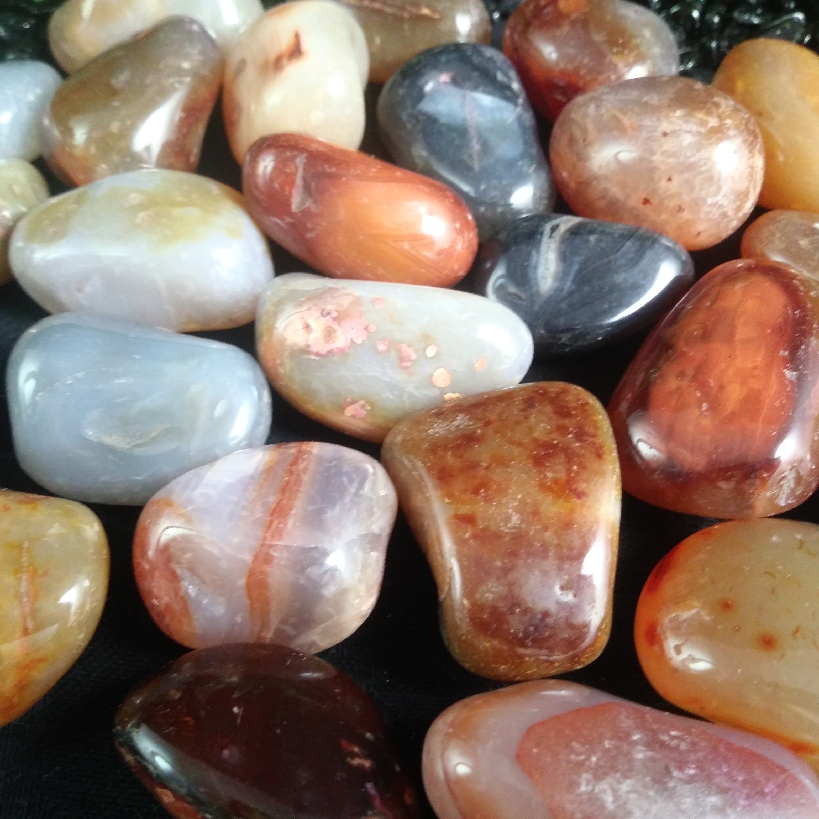 Natural Agate Tumbled Stones - Bulk Healing Crystals for Meditation, Reiki, Chakra Balancing & Home Decor (1lb/454g) - Perfect for Jewelry Making, Feng Shui & Spiritual Gifts