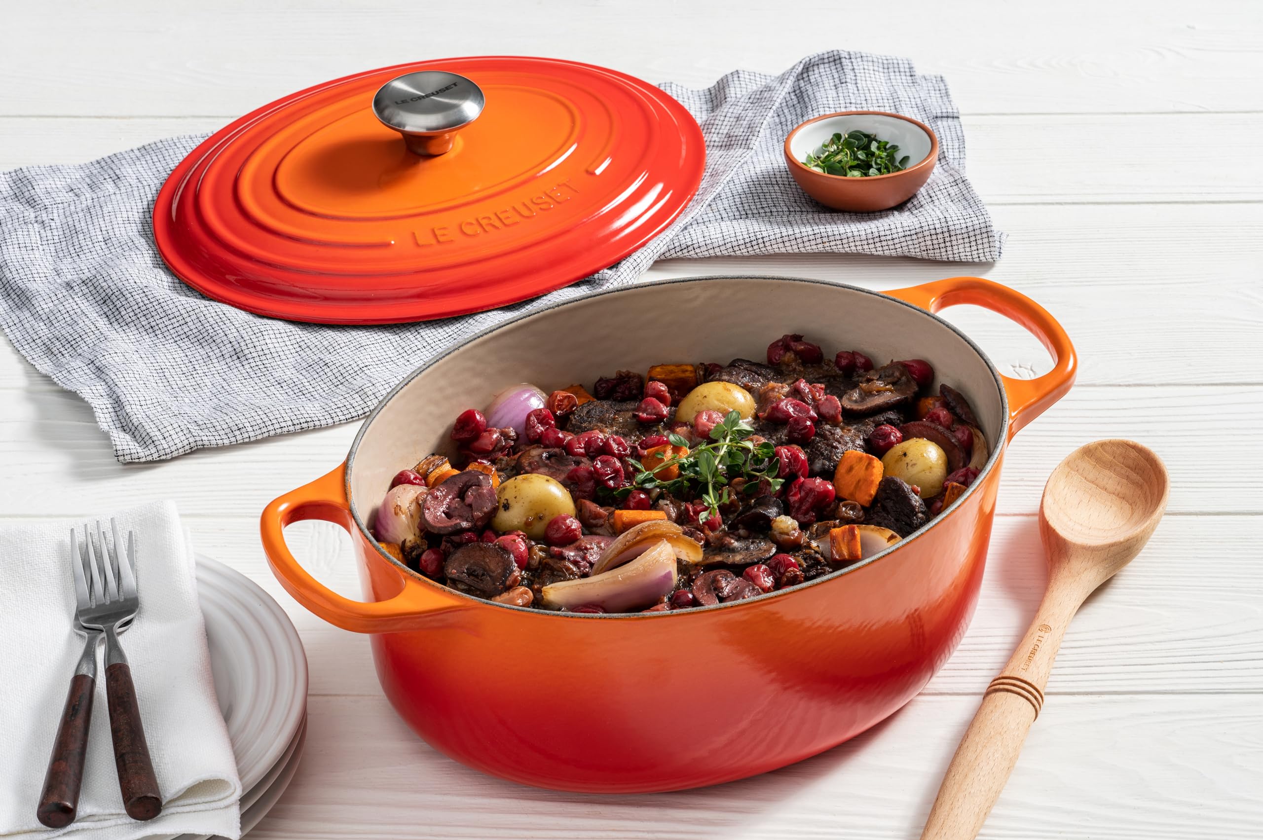 Le Creuset Signature Enameled Cast Iron Oval Dutch Oven 5 Quart - Flame Color | Premium Kitchen Cookware for Braising, Stewing & Baking | Perfect for Family Dinners & Entertaining