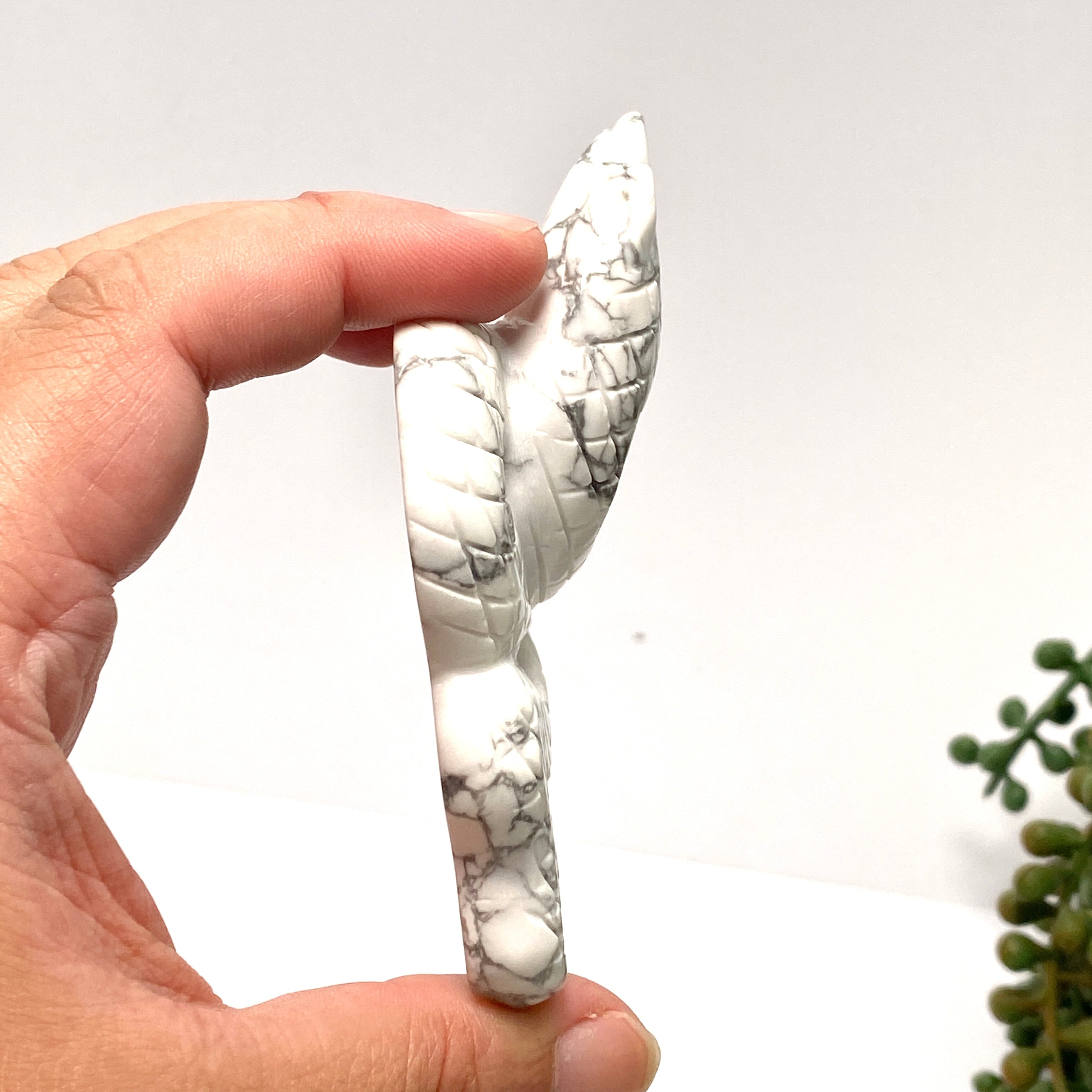 Natural Howlite Snake Figurine with Raised Head - Handcrafted Stone Serpent for Home Decor, Meditation & Spiritual Healing | Perfect for Yoga Spaces, Office Desks & Gift Giving