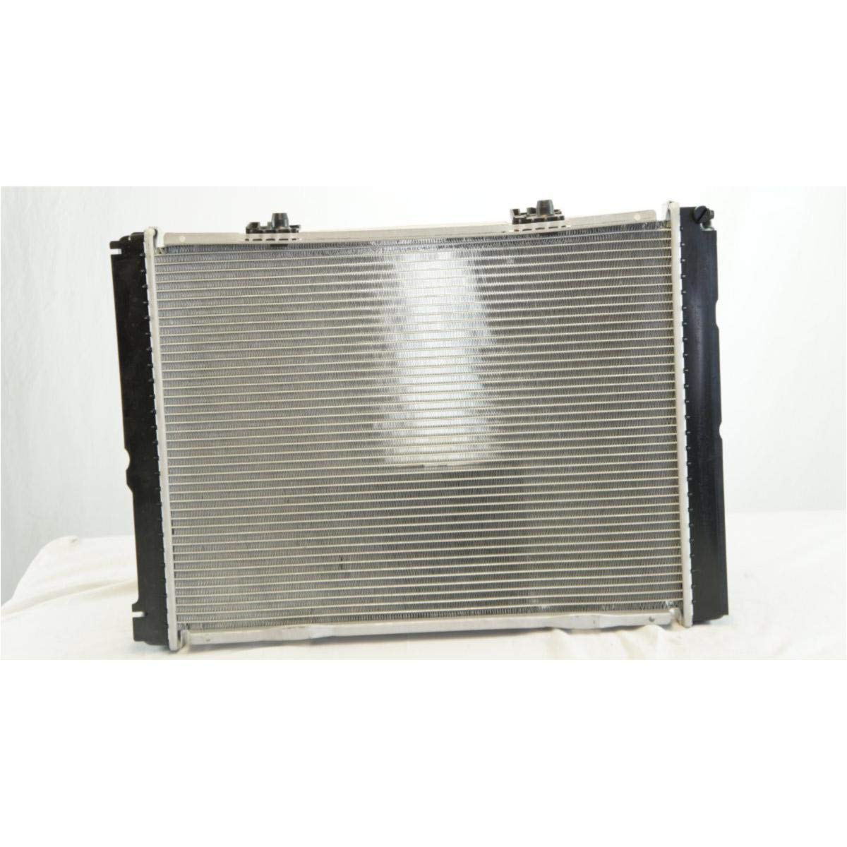 1984-1993 Mercedes-Benz 190E 2.3L L4 Automatic Transmission Aluminum/Plastic Radiator with Oil Cooler - 1 Row Replacement Part for Improved Engine Cooling & Performance | Perfect for Daily Commuting & Highway Driving