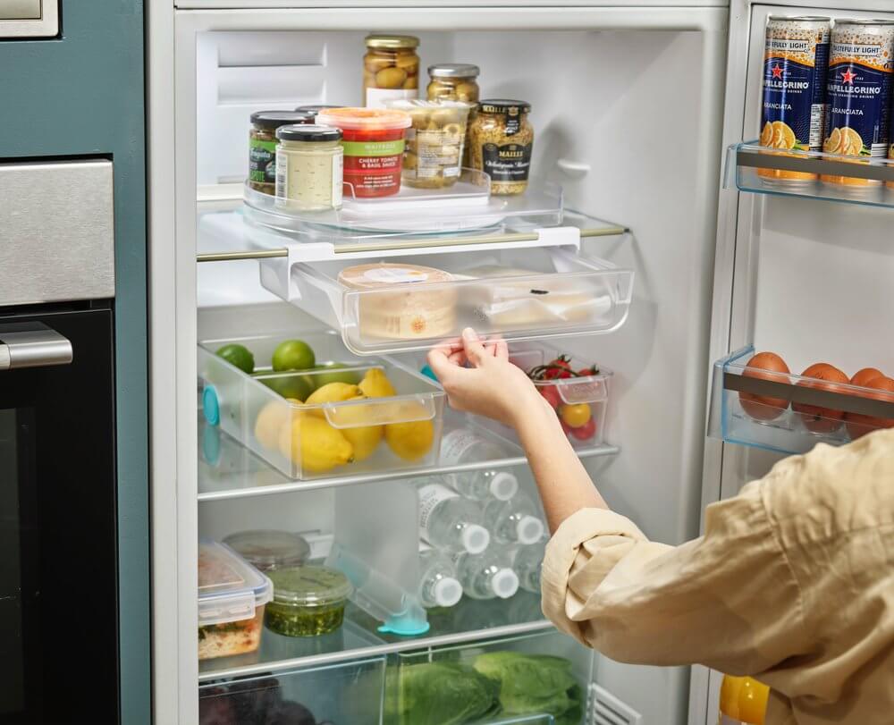 Joseph Joseph FridgeStore Suction Fridge Shelf Divider - Expandable Refrigerator Organizer for Fruits, Vegetables & Drinks - Space Saving Kitchen Storage Solution for Small Fridges & Pantries