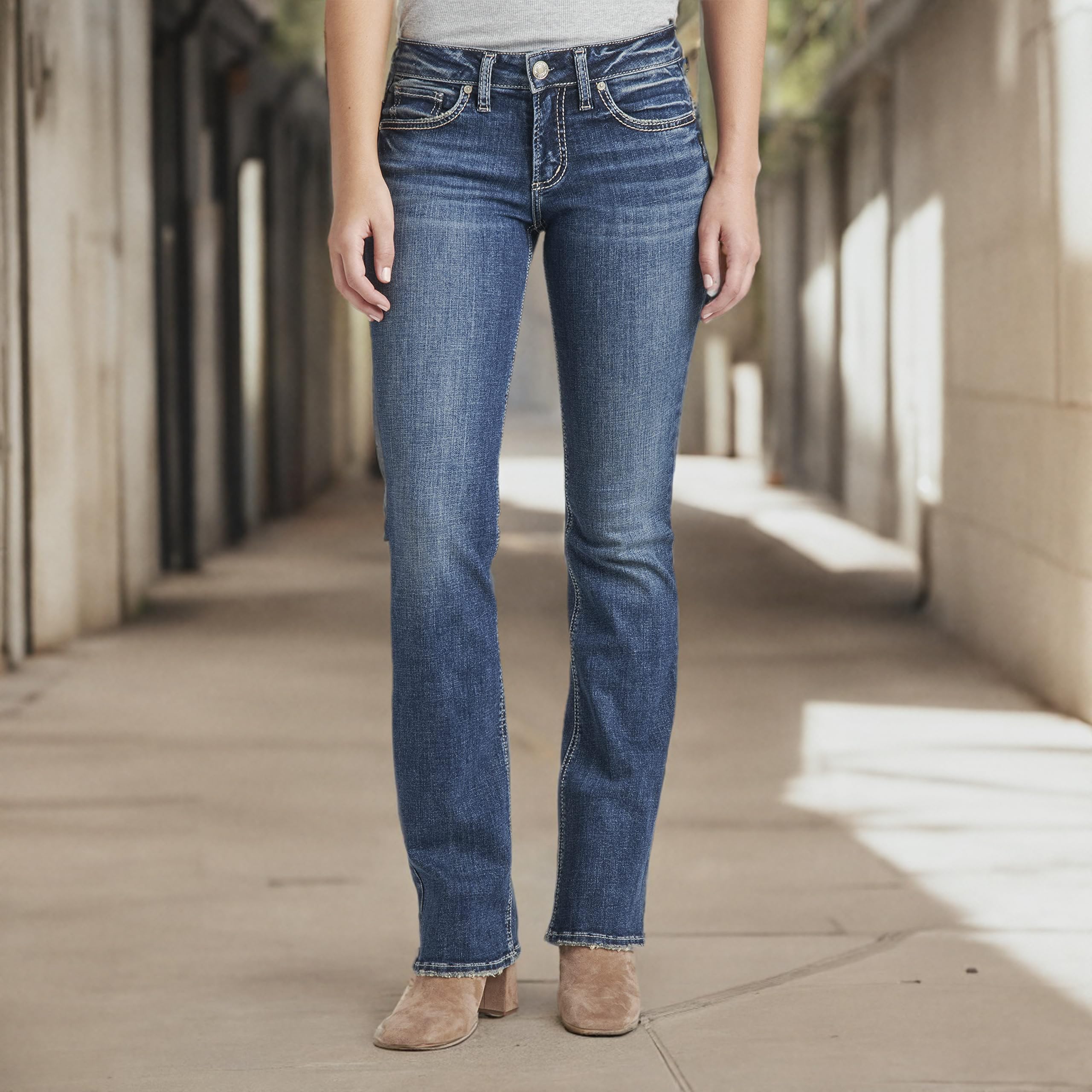 Silver Jeans Co. Women's Britt Low Rise Curvy Fit Slim Bootcut Jeans - Comfortable & Stylish Denim Pants for Casual Wear, Office & Night Out