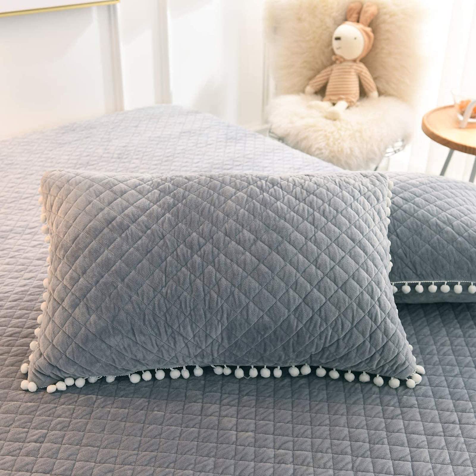 Luxury MUKKA Fluffy Plush Shaggy Duvet Cover Set - Queen Size 3-Piece Faux Fur Comforter Cover with Pom Pom Pillow Shams - Soft Grey Fuzzy Bedding with Zipper Closure - Perfect for Cozy Winter Nights & Boho Chic Bedroom Decor