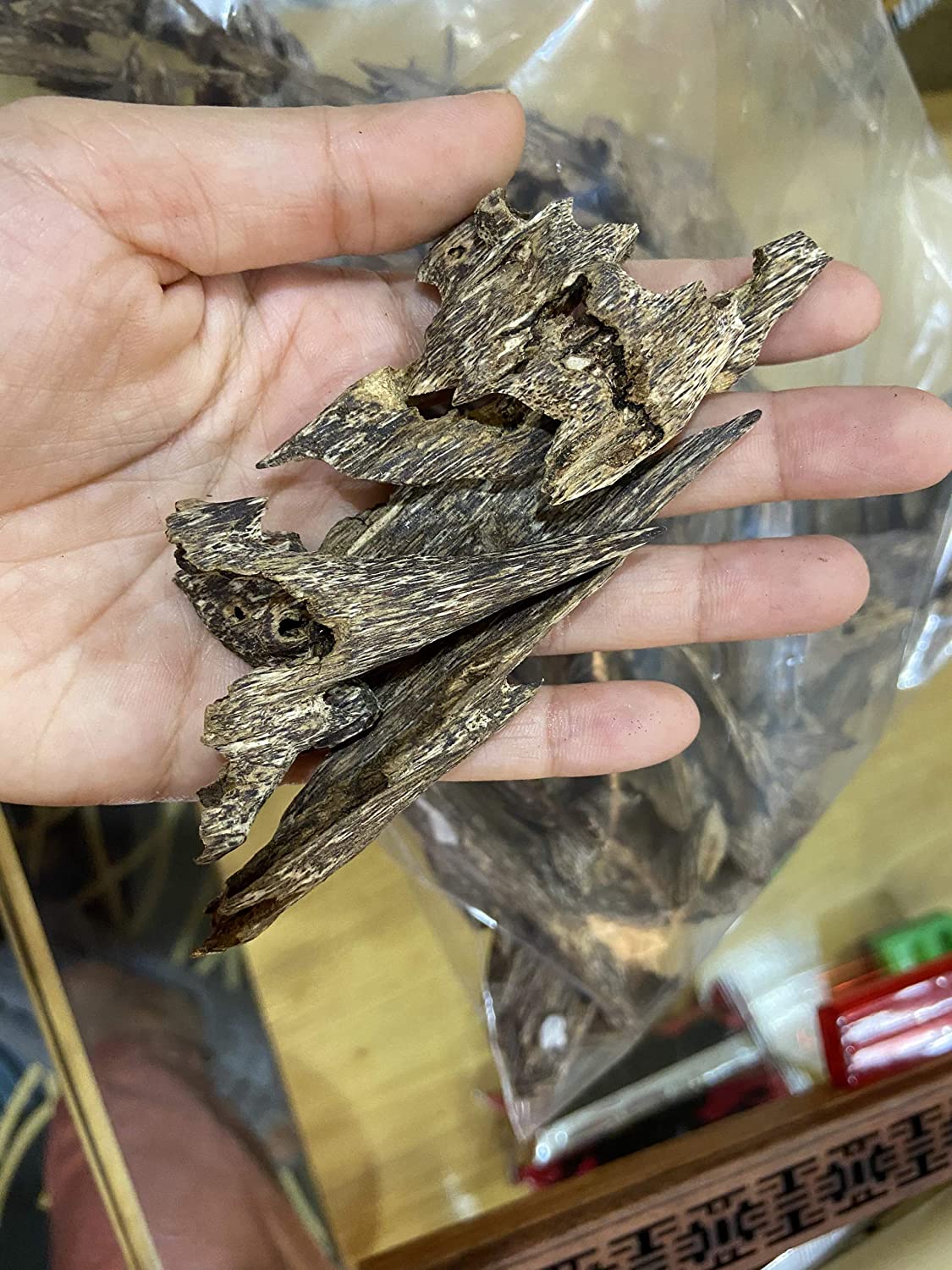 Premium Wild Grade A+++ Natural Agarwood Chips - 1000g Pure Aloeswood Incense from Quang Nam, Vietnam | Authentic Oud for Meditation, Aromatherapy & Spiritual Ceremonies
