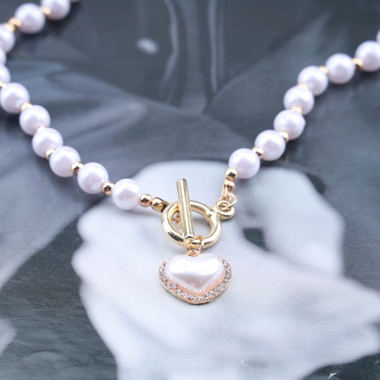 Allereya Vintage Pearl Choker Necklace with Gold Circle T Bar & Bohemian Heart Pendant - Elegant Chain Jewelry for Women and Girls - Perfect for Weddings, Date Nights, and Special Occasions