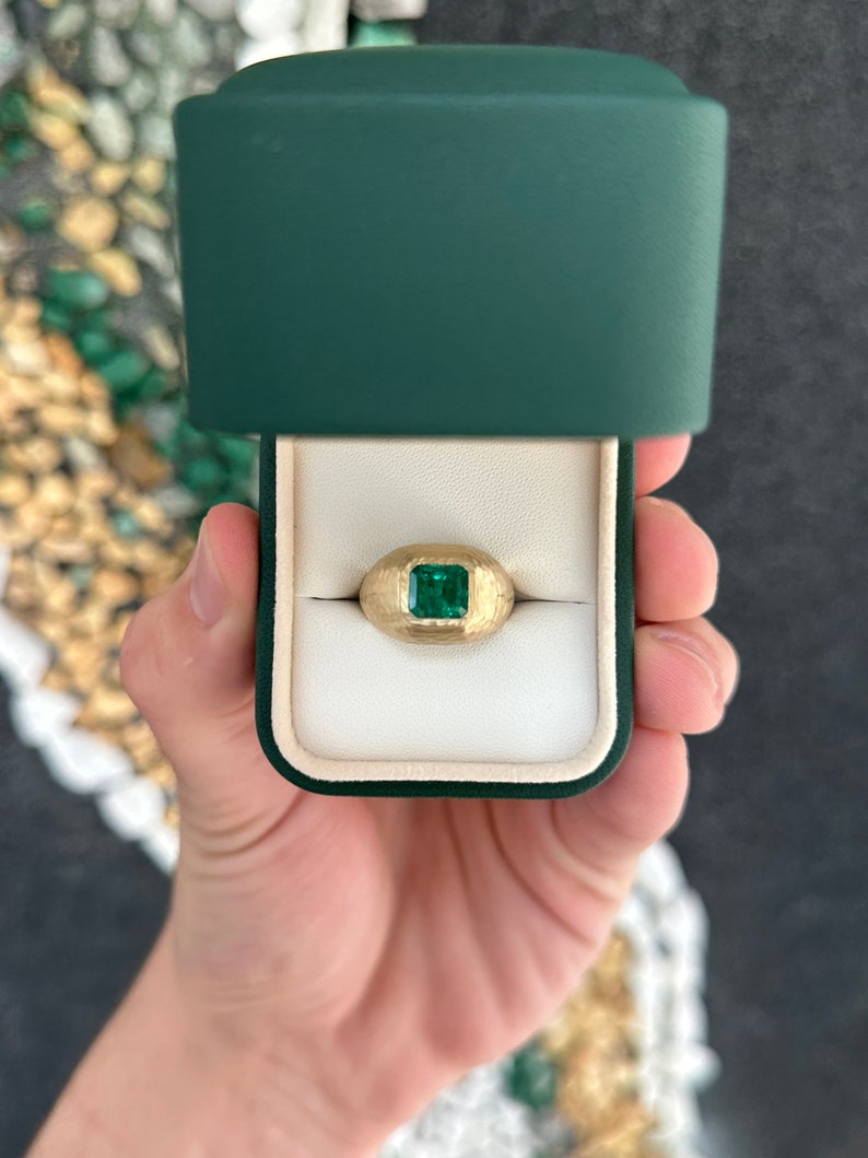 2.43ct 14K Dark Green Emerald Cut Matte Hammered Gold Signet Ring for Men & Women - Perfect for Weddings, Engagements & Everyday Luxury Jewelry