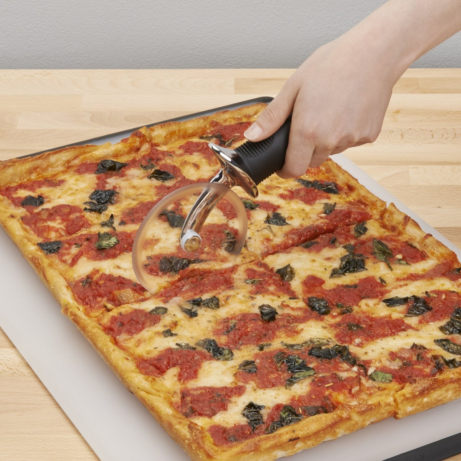 OXO Stainless Steel Pizza Cutter Wheel - Sharp Blade for Easy Slicing, Ergonomic Handle for Comfort - Perfect for Homemade Pizza, Pasta, Dough Cutting & Kitchen Prep