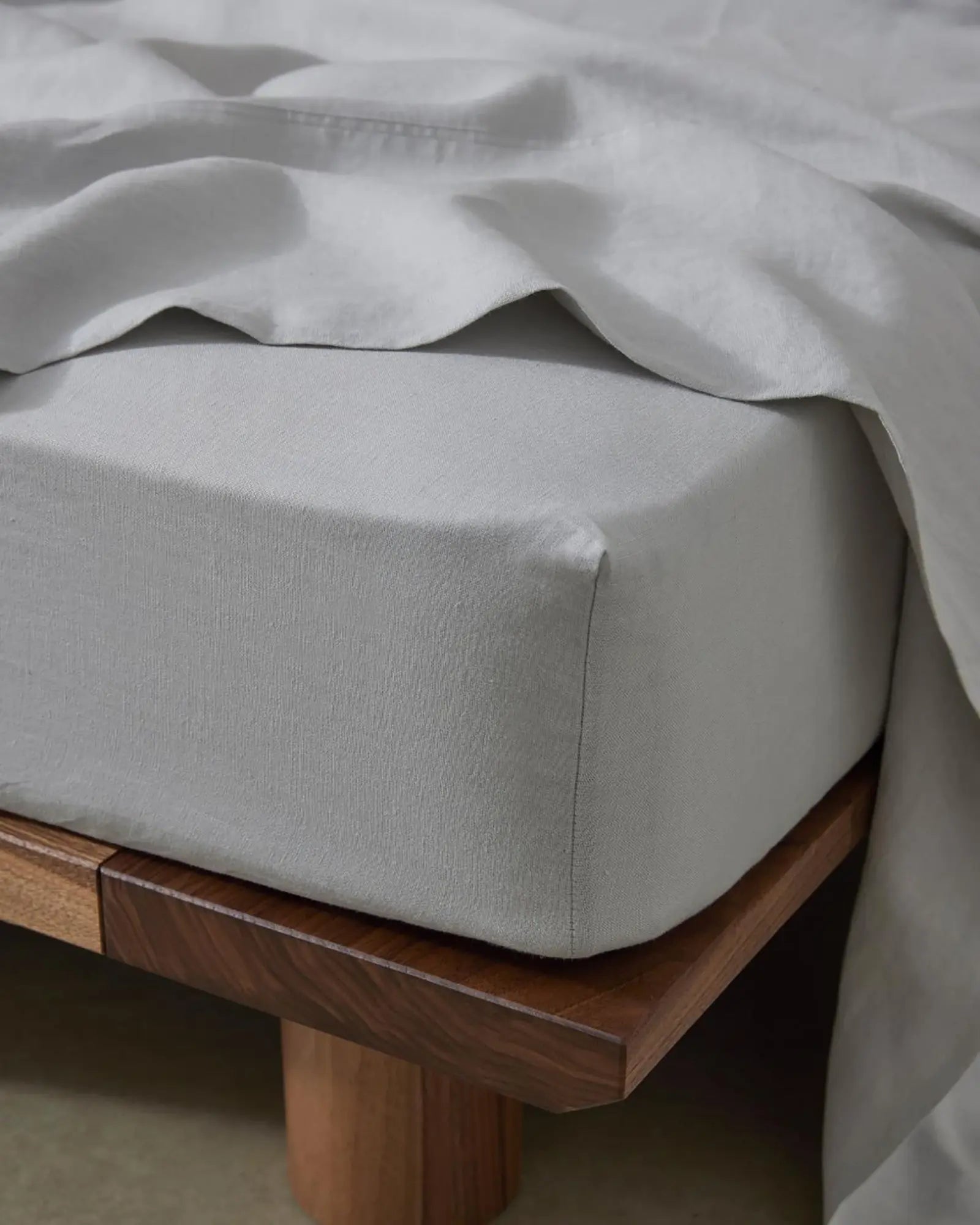 Ravello Silver Fitted Sheet - Queen Size, Deep Pocket, Wrinkle-Free - Perfect for Guest Rooms & Luxury Bedding