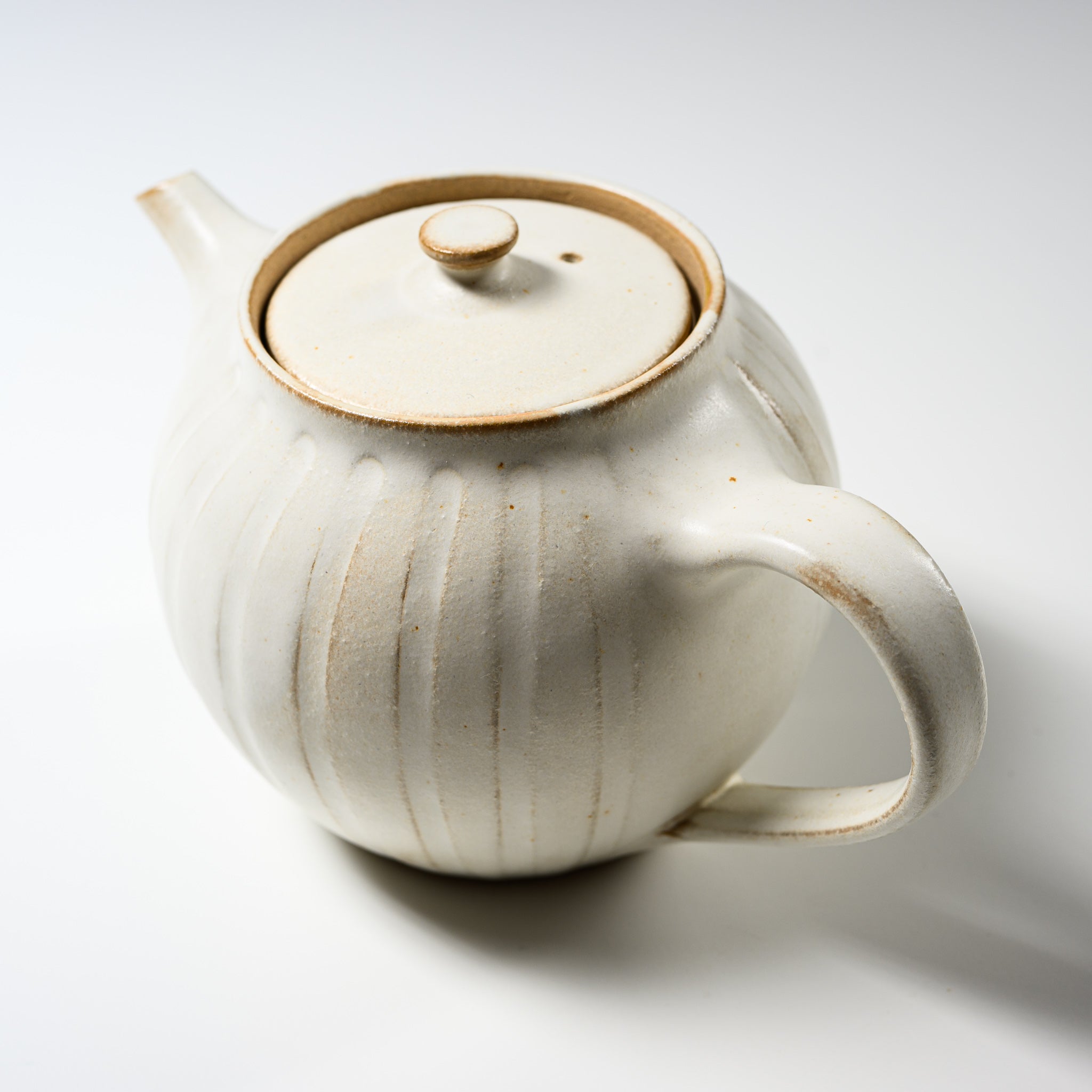 Wakasama Kiln Kinari Round Teapot - 600ml Handmade Ceramic Japanese Teapot for Green Tea, Oolong Tea & Herbal Tea Brewing - Perfect for Home, Office & Tea Ceremonies