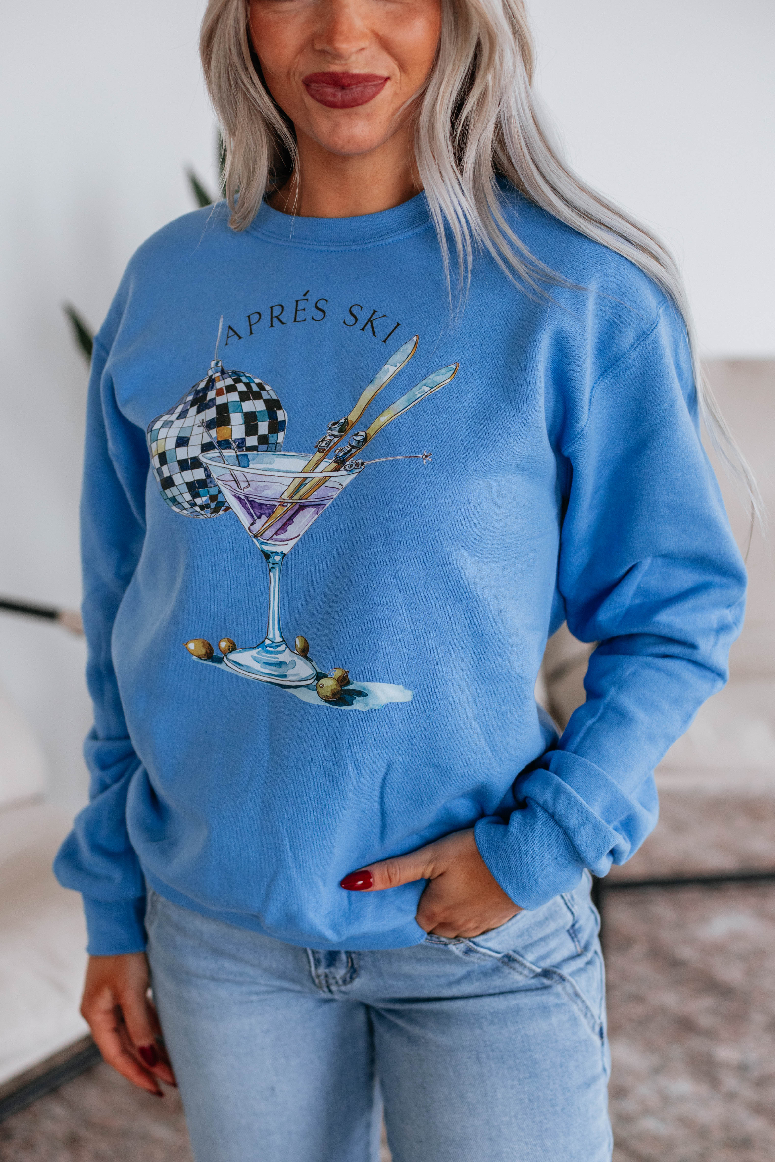 Apres Ski Martini Crewneck Sweater - Cozy Winter Pullover for Skiing & Après-Ski Relaxation - Perfect for Snow Holidays & Mountain Getaways