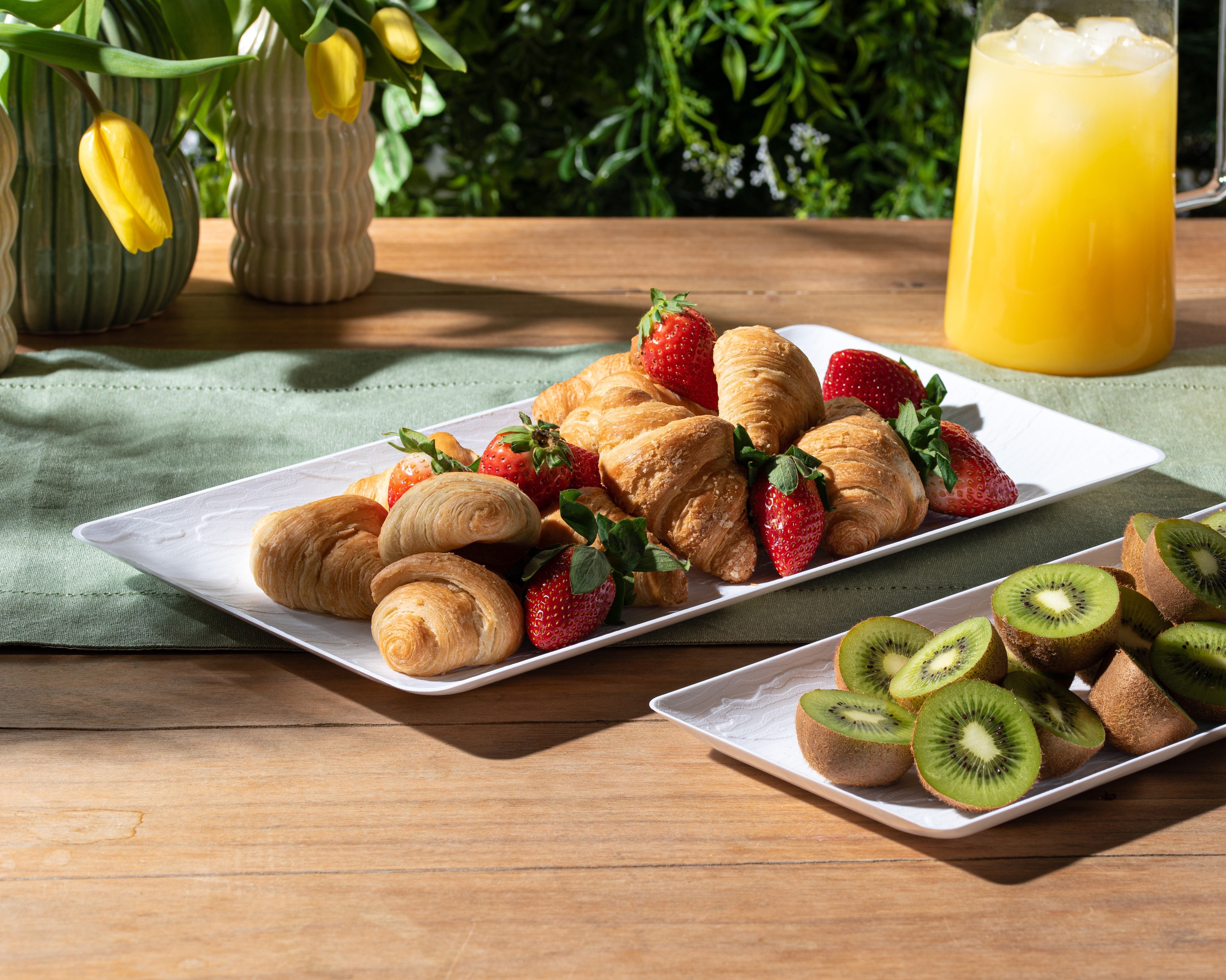 9 x 17 Inch White Rectangle Serving Trays - Set of 5 - Durable Plastic Food Serving Trays for Parties, Restaurants, and Home Use