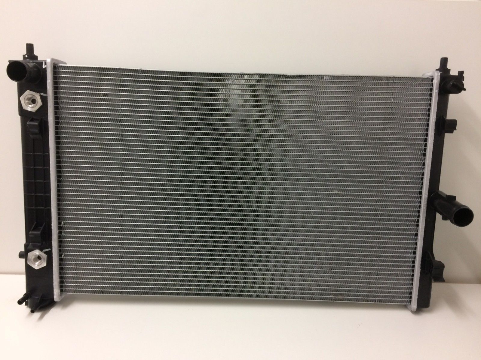Genuine Holden VZ Commodore & WL Statesman V8 Auto Radiator - High Performance Cooling Replacement Part for Commuter & Road Trips